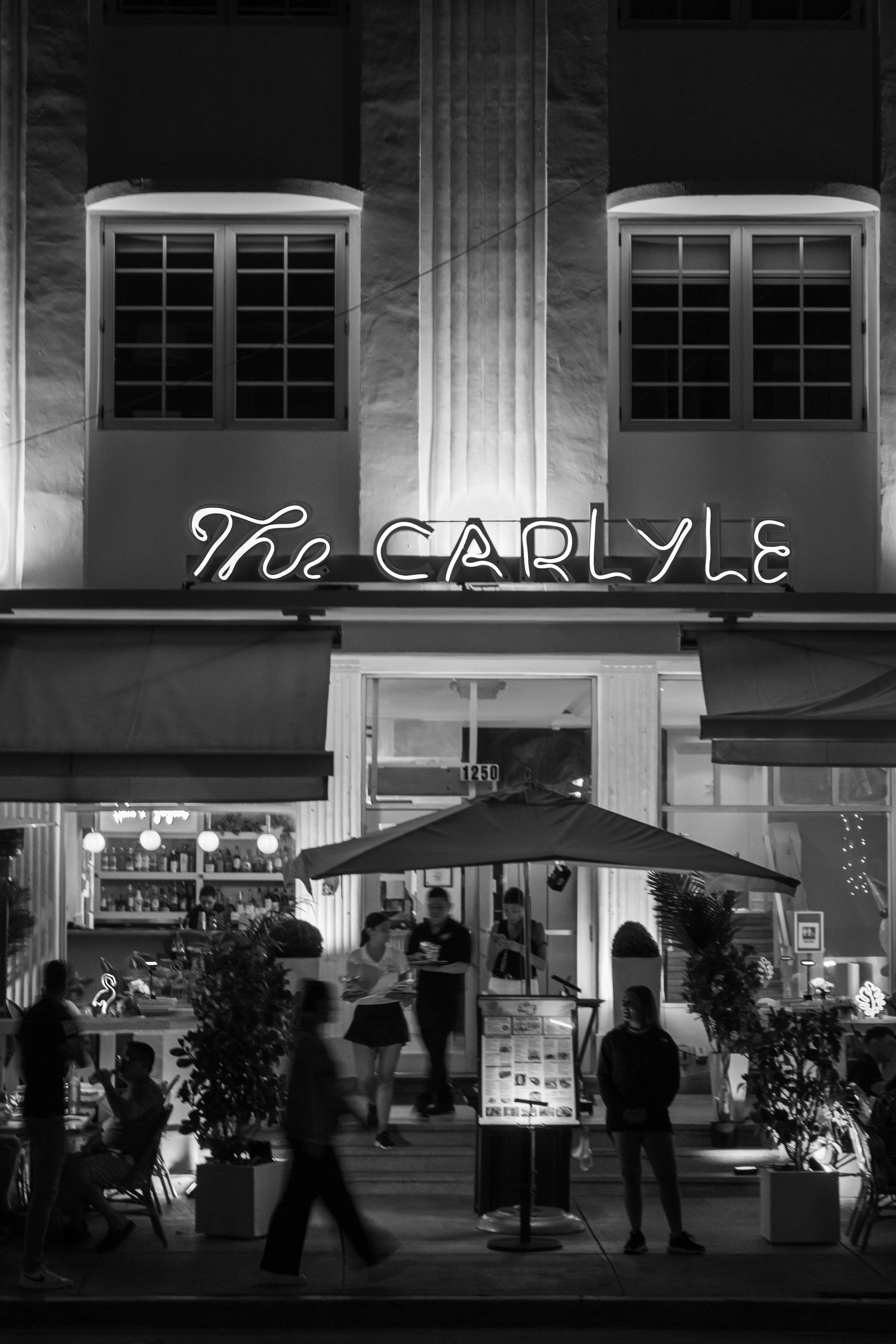 Tanda hotel carlyle bersinar di malam hari.