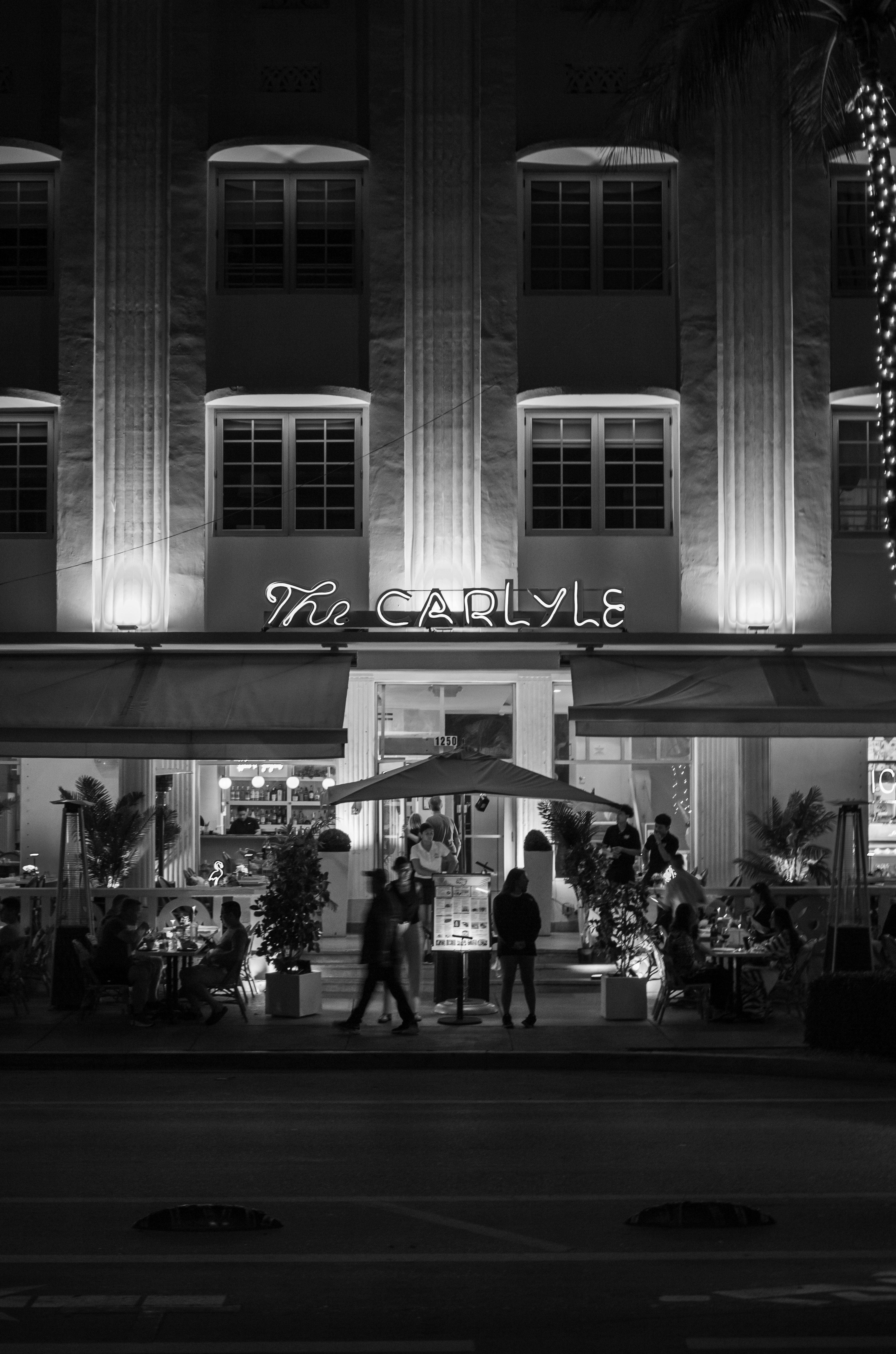 O hotel Carlyle se iluminou à noite.