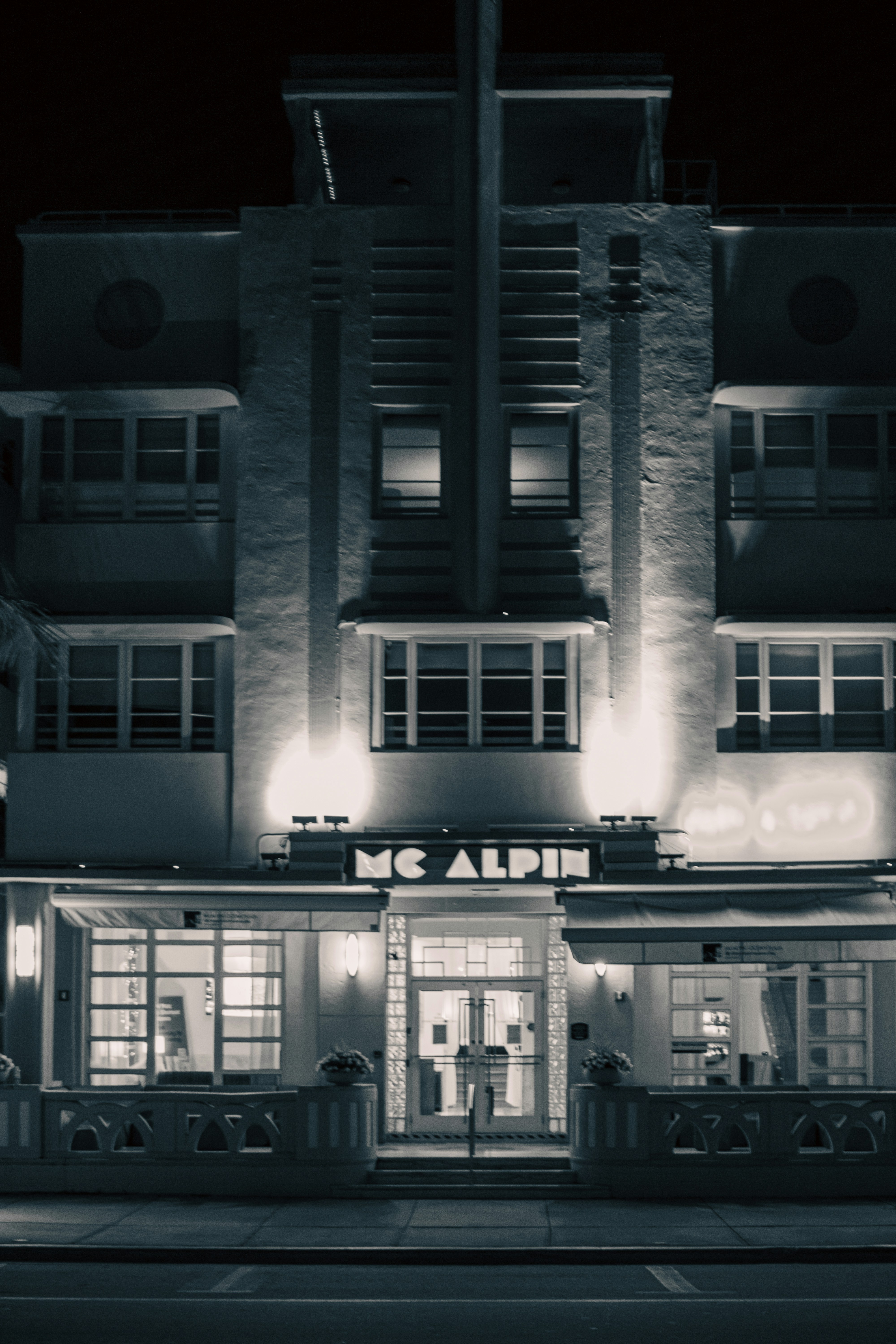 Hotel mc alpin menyala di malam hari.