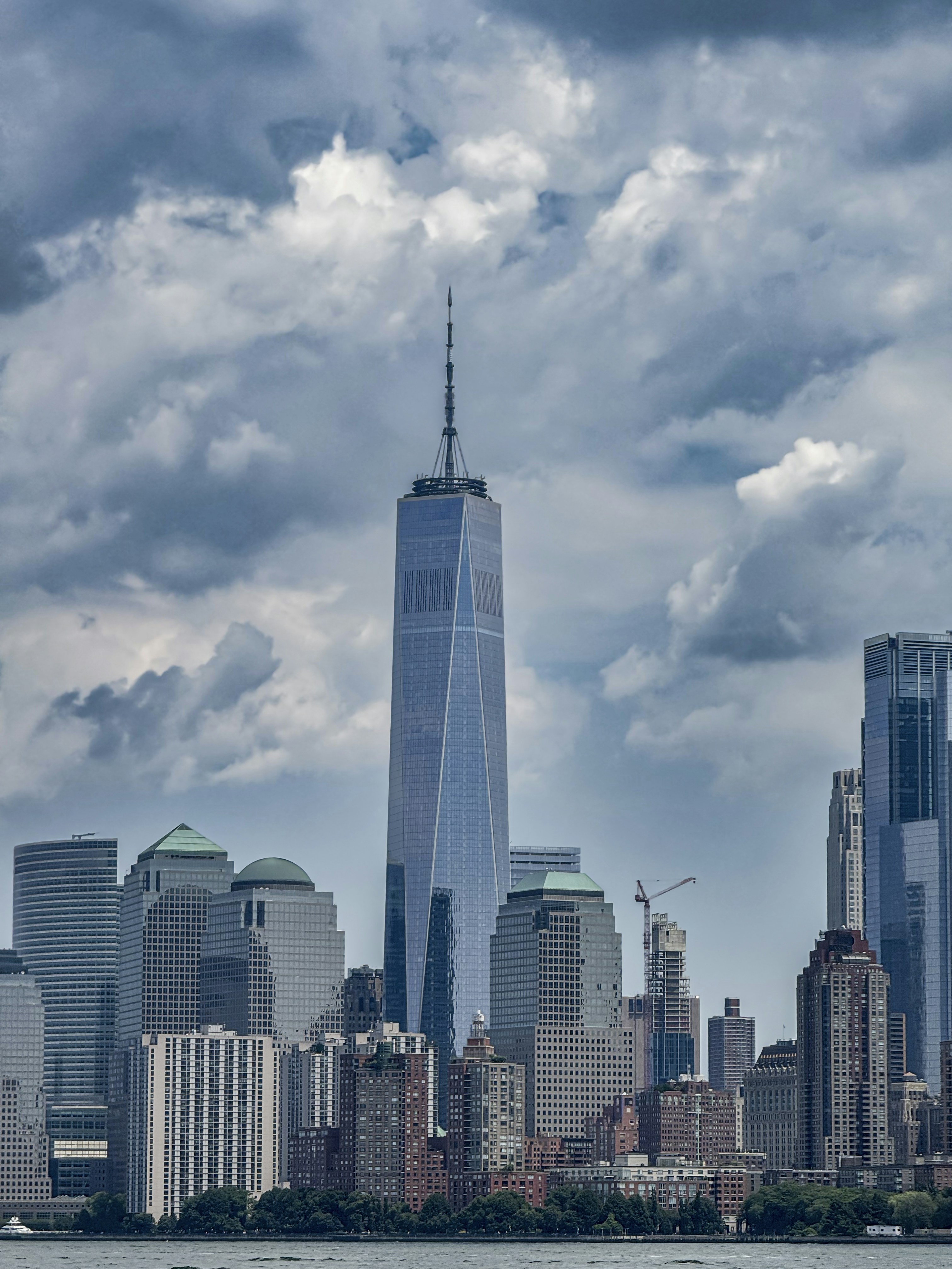 원 월드 트레이드 센터(One World Trade Center)가 뉴욕의 스카이라인 위로 우뚝 솟아 있습니다. 사진 –  Unsplash의 무료 구름 이미지