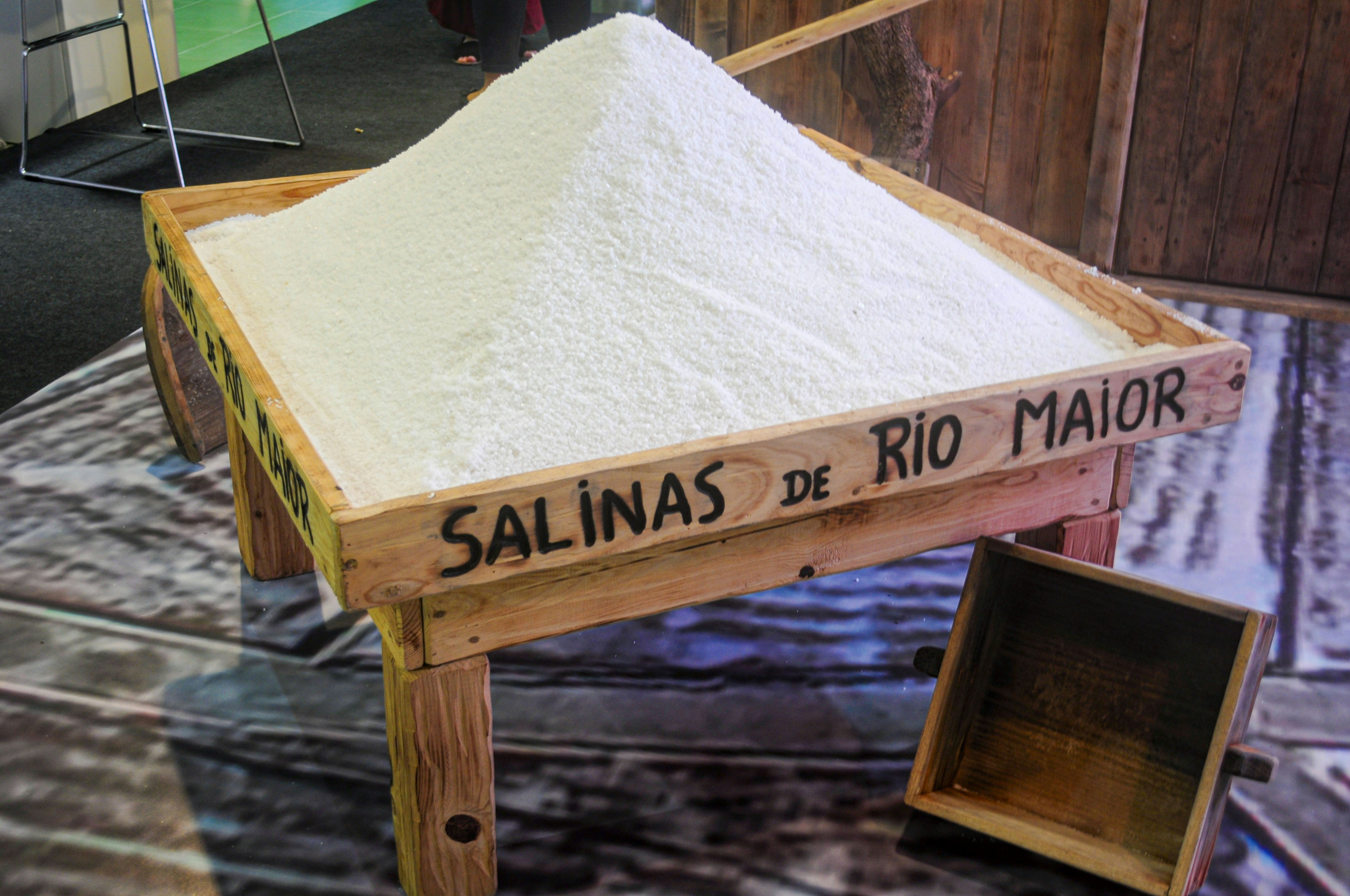 A pile of salt labeled "salinas de rio maior."