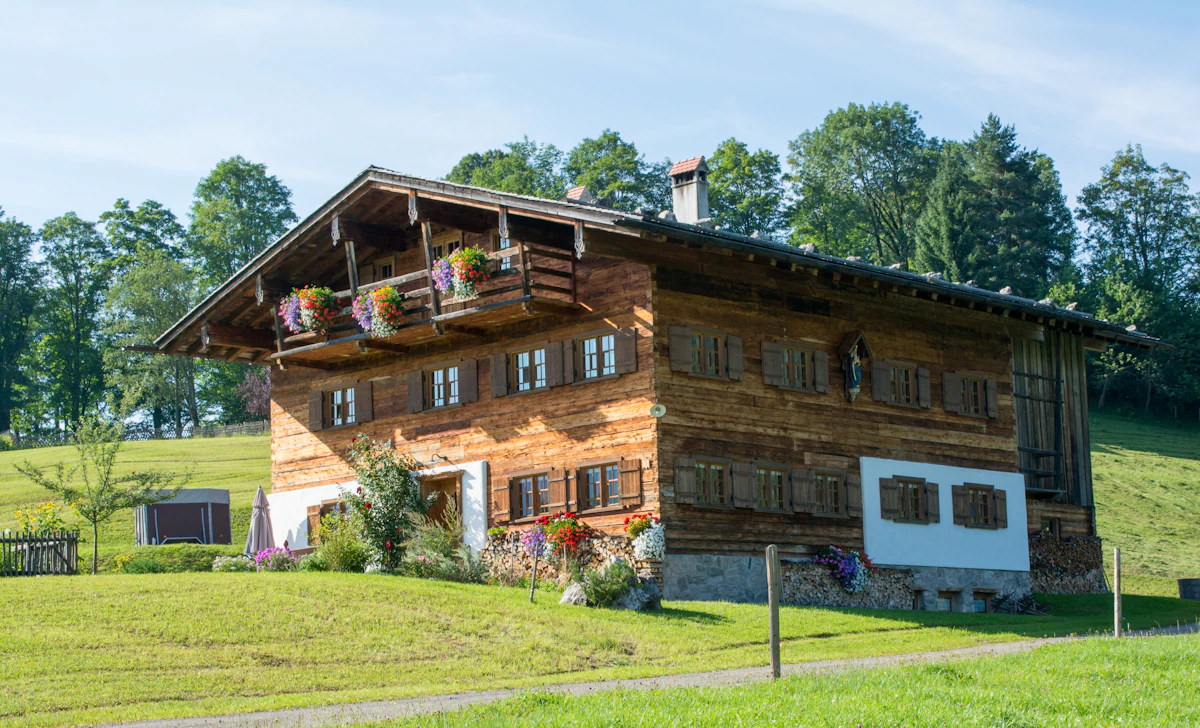 Bayerische Landschaft mit grünen Wiesen – Region Aschaffenburg