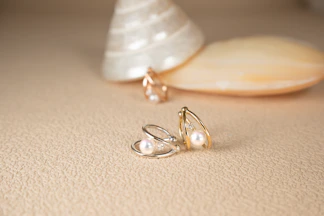 Pearls and seashells make an elegant and simple display.