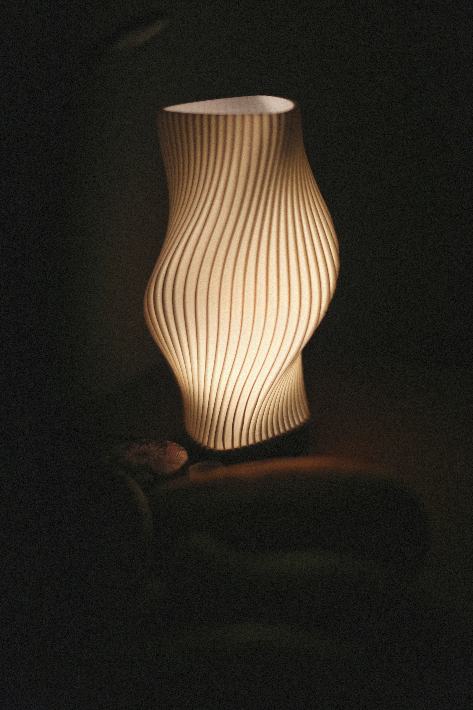 Lampe sculpturale allumée dans un intérieur