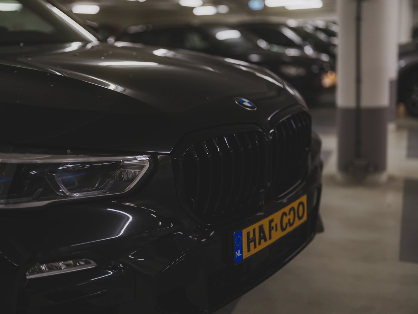 BMW-Front in einer dunklen Garage