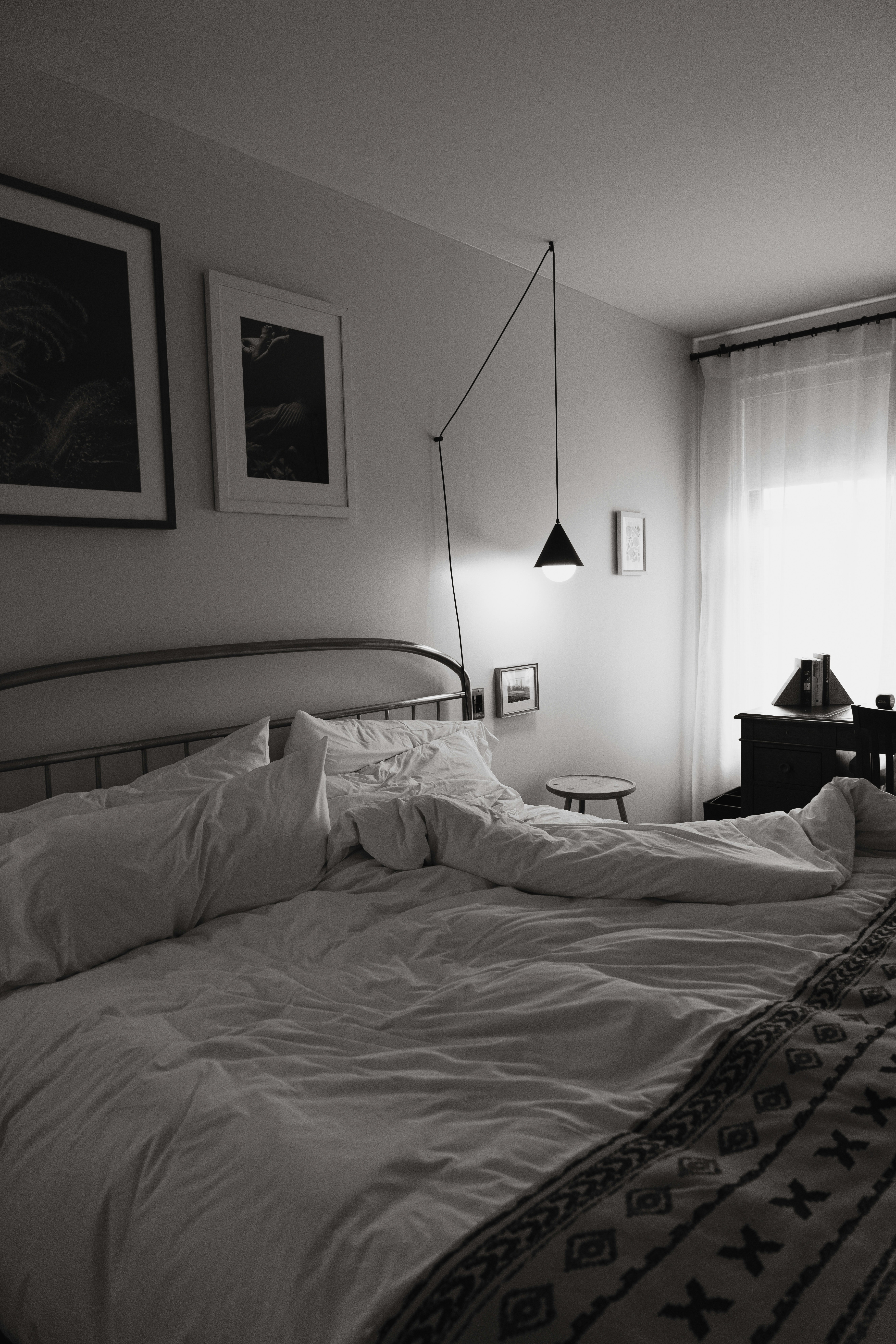 Una cama deshecha en una habitación en blanco y negro. foto – Imagen  gratuita en Unsplash, image size:3000x4498