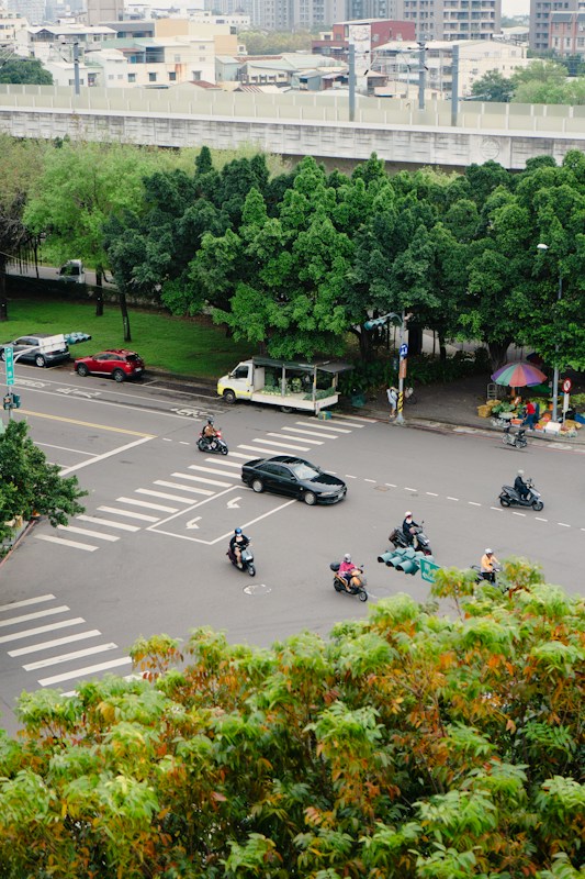 台灣城市街道與兩側商店的日常街景