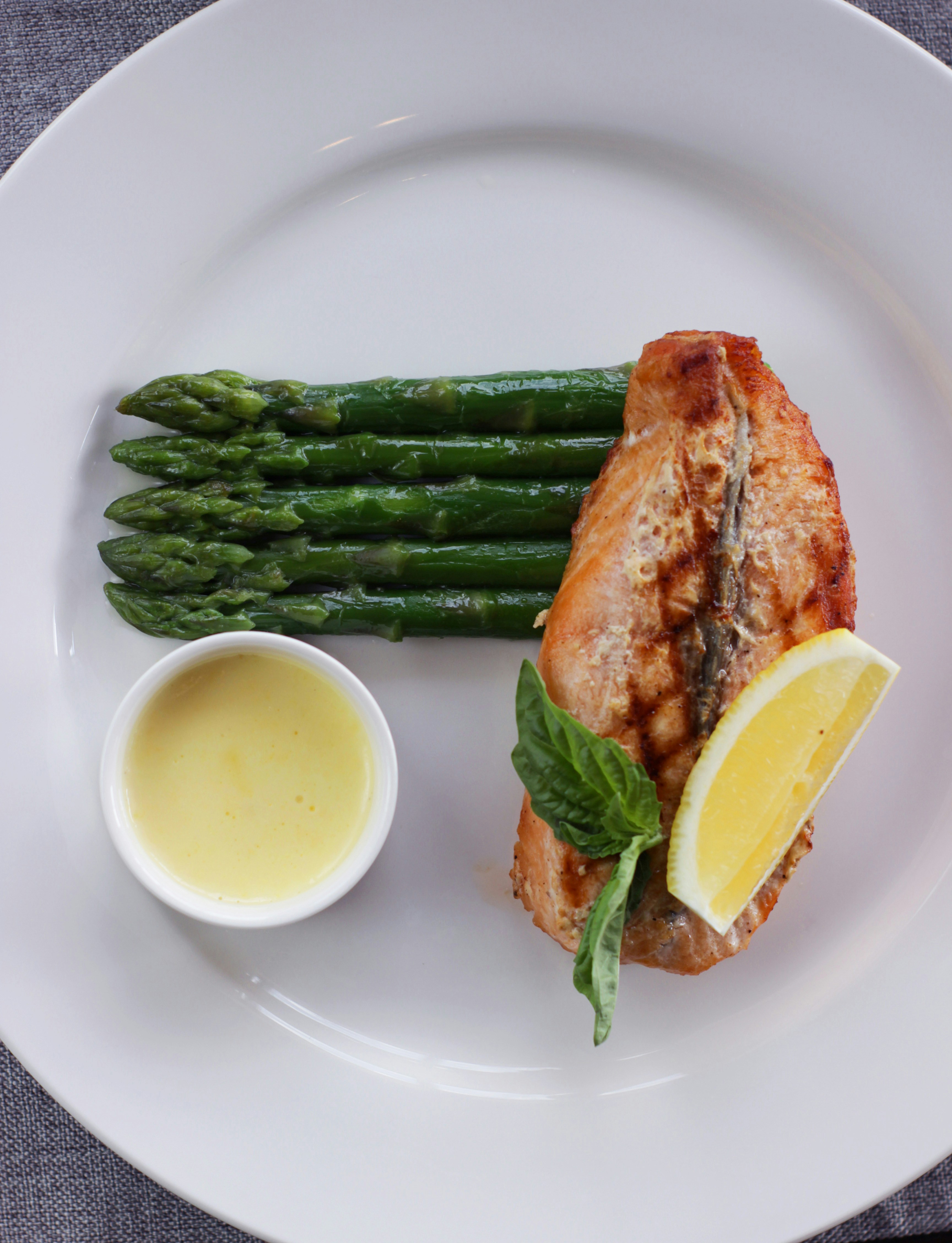 Grilled salmon with asparagus and sauce.