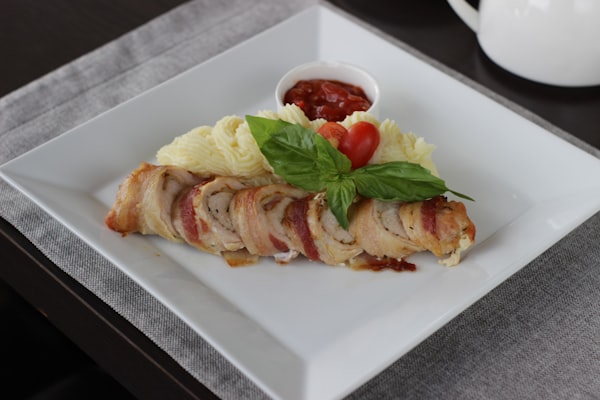 Gevulde kipfilet omwikkeld met parmaham — receptfoto