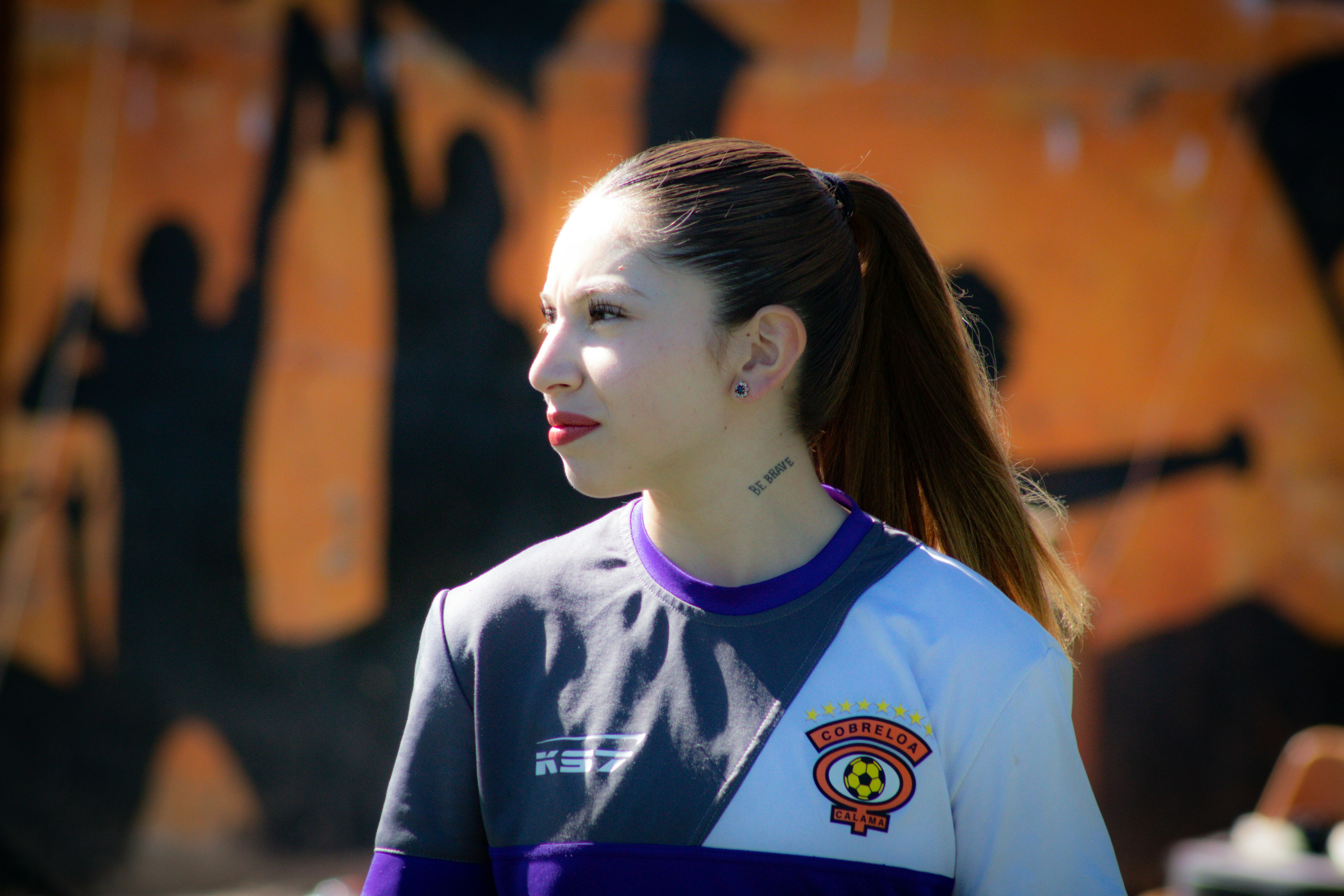 Der Fußballspieler blickt auf das Spiel.