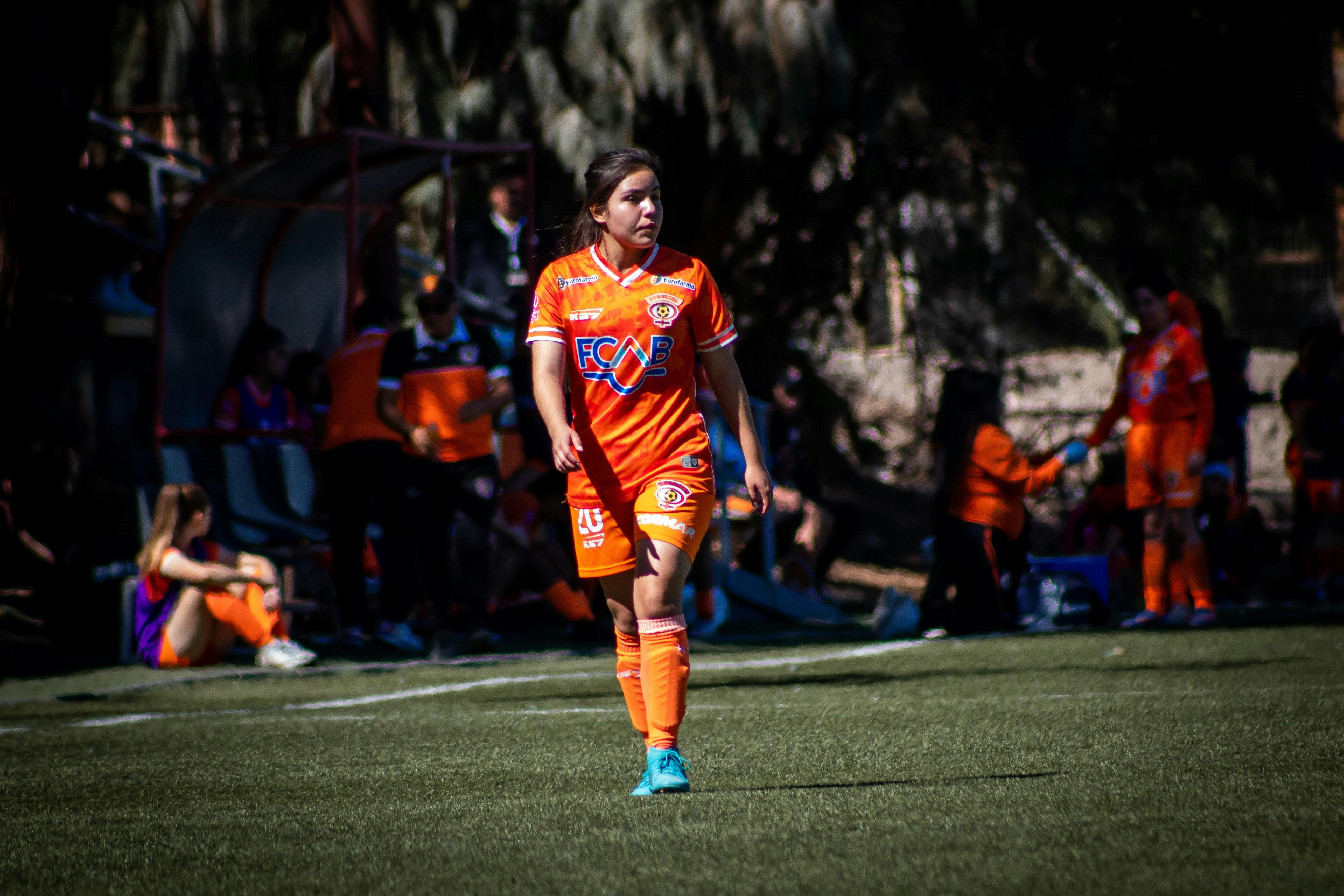 Ein Fußballspieler läuft über das Spielfeld.