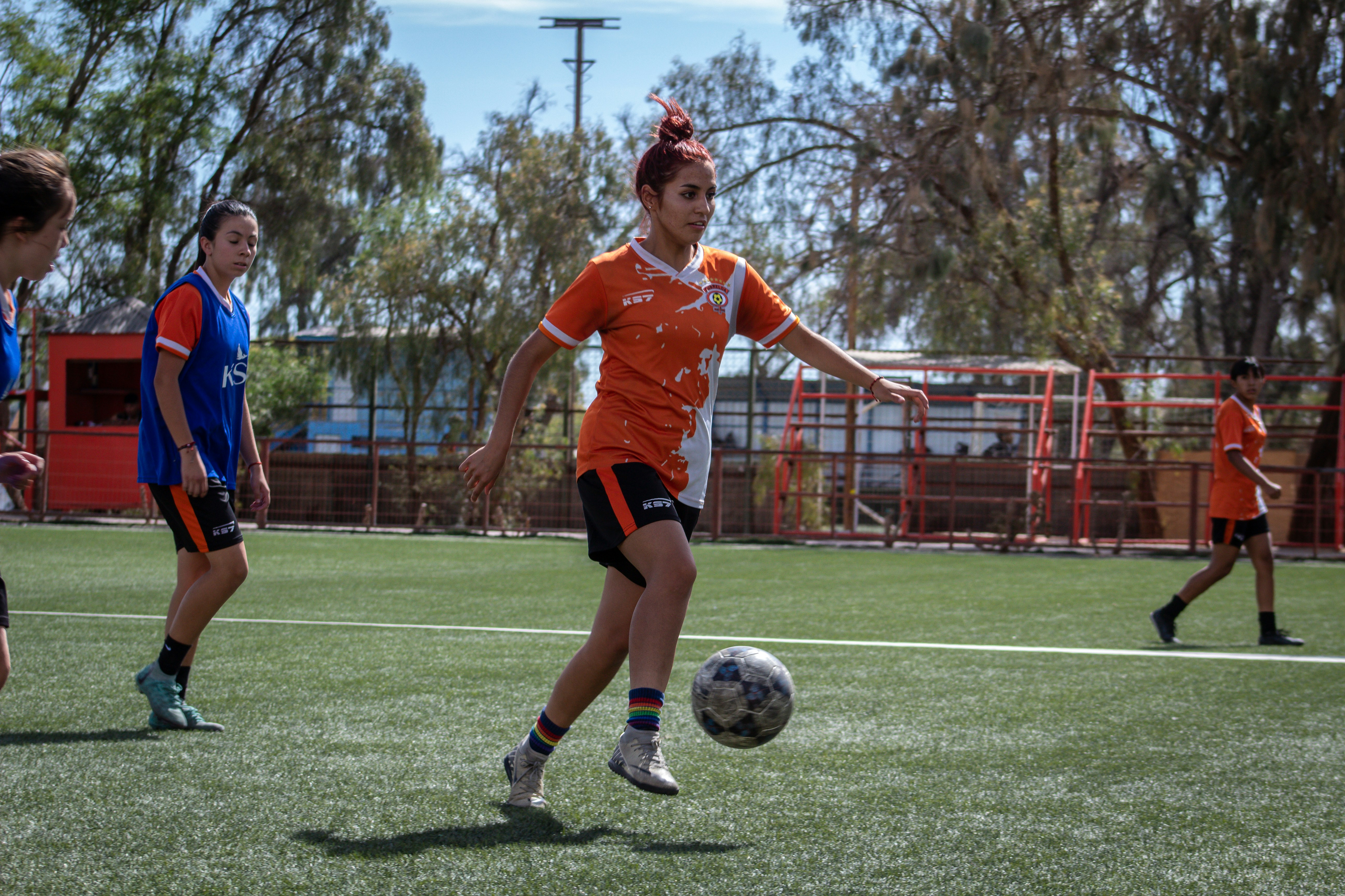 Fußballspieler üben ihre Fähigkeiten auf dem Spielfeld.
