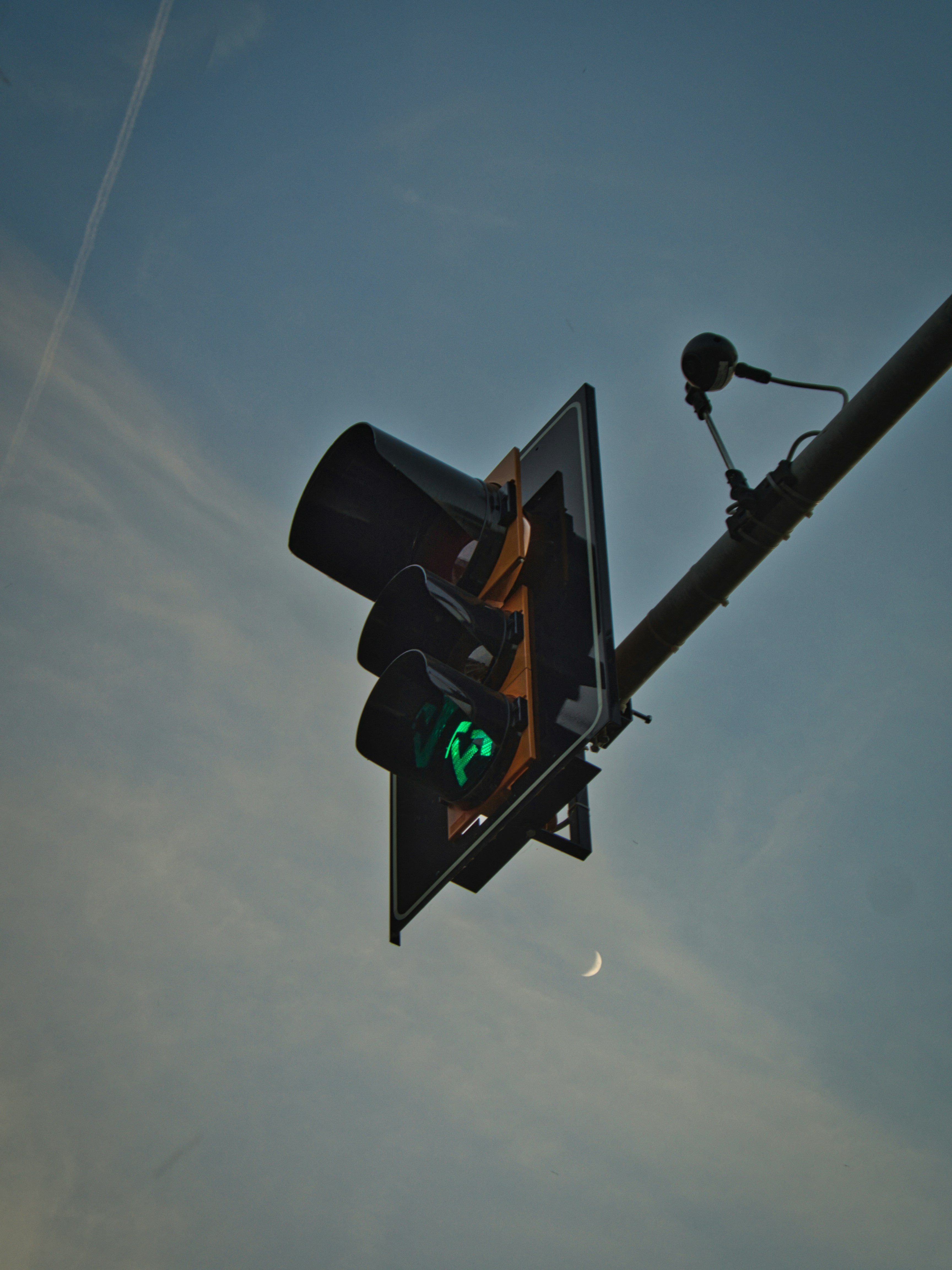 Il semaforo è verde contro un cielo scuro.