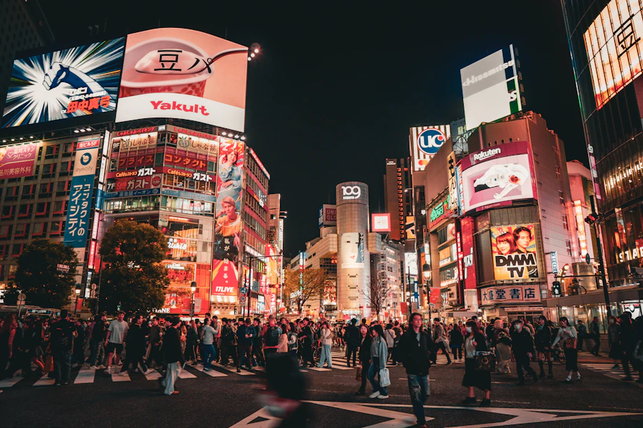東京の夜の繁華街の様子