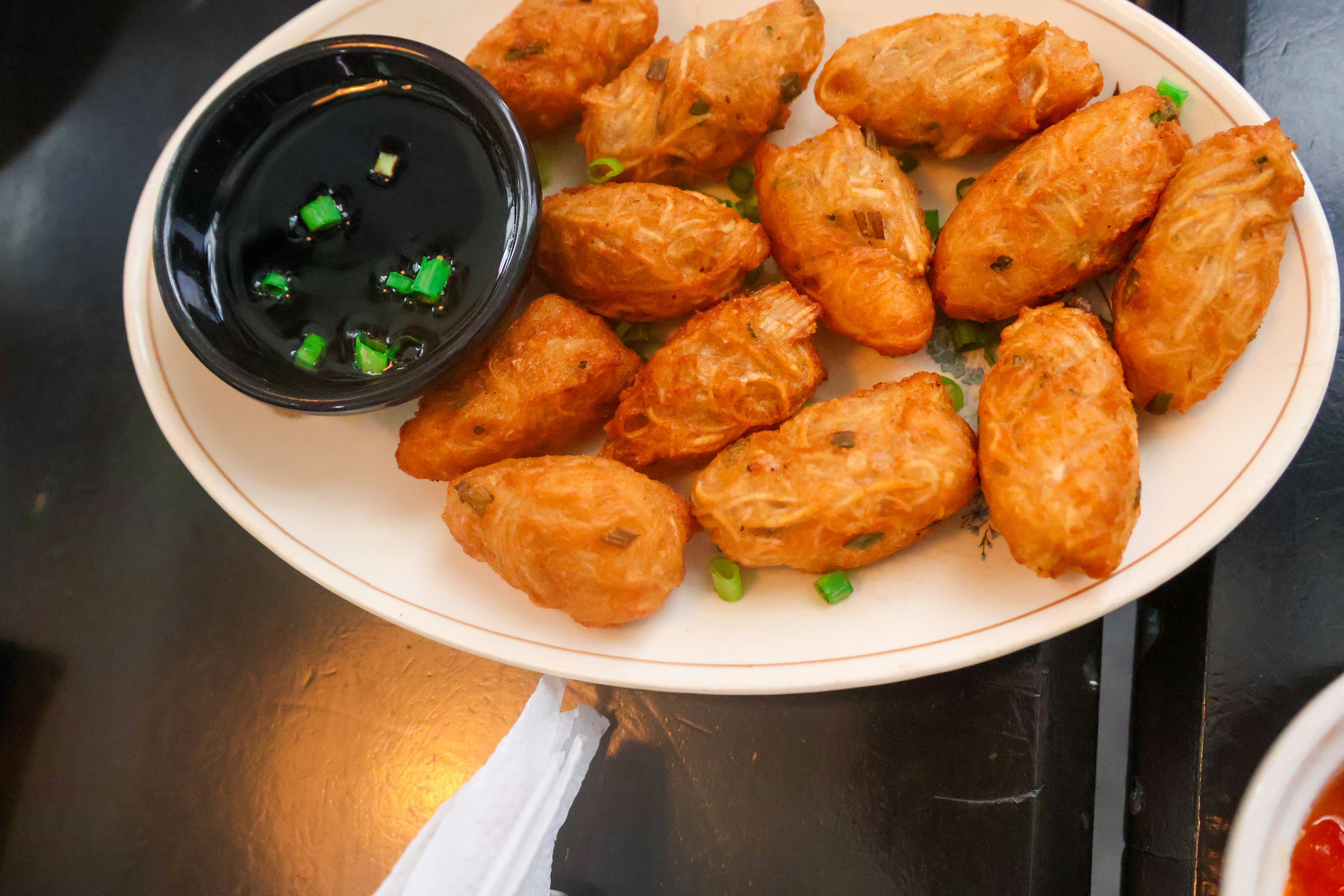 La comida frita con salsa para mojar se ve deliciosa.