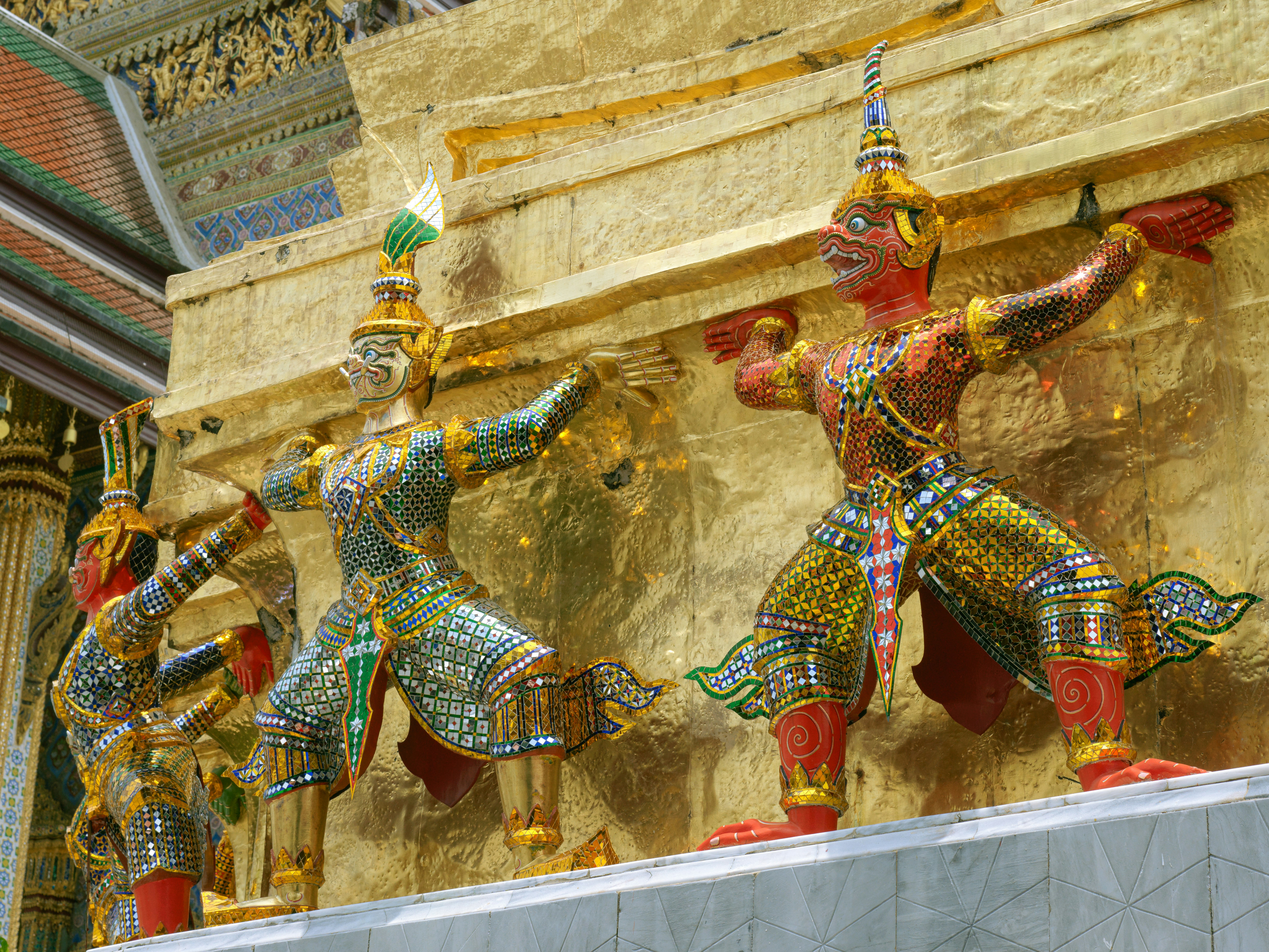 Intérieur du temple, danseurs en costumes,