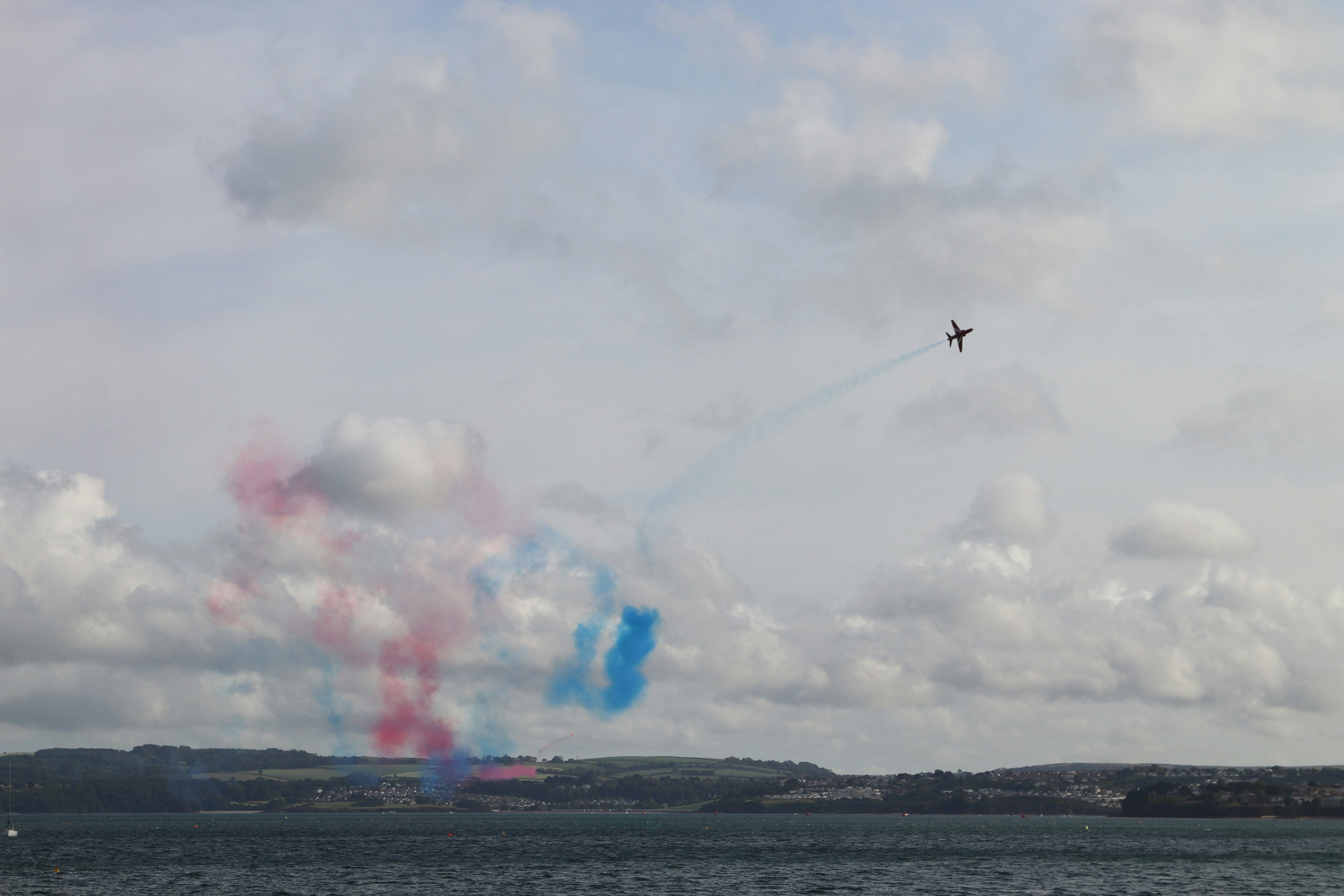 ジェット機が色とりどりの煙で空中アクロバットを披露します。の写真 – Unsplashの動物の無料画像, image size:3000x2000