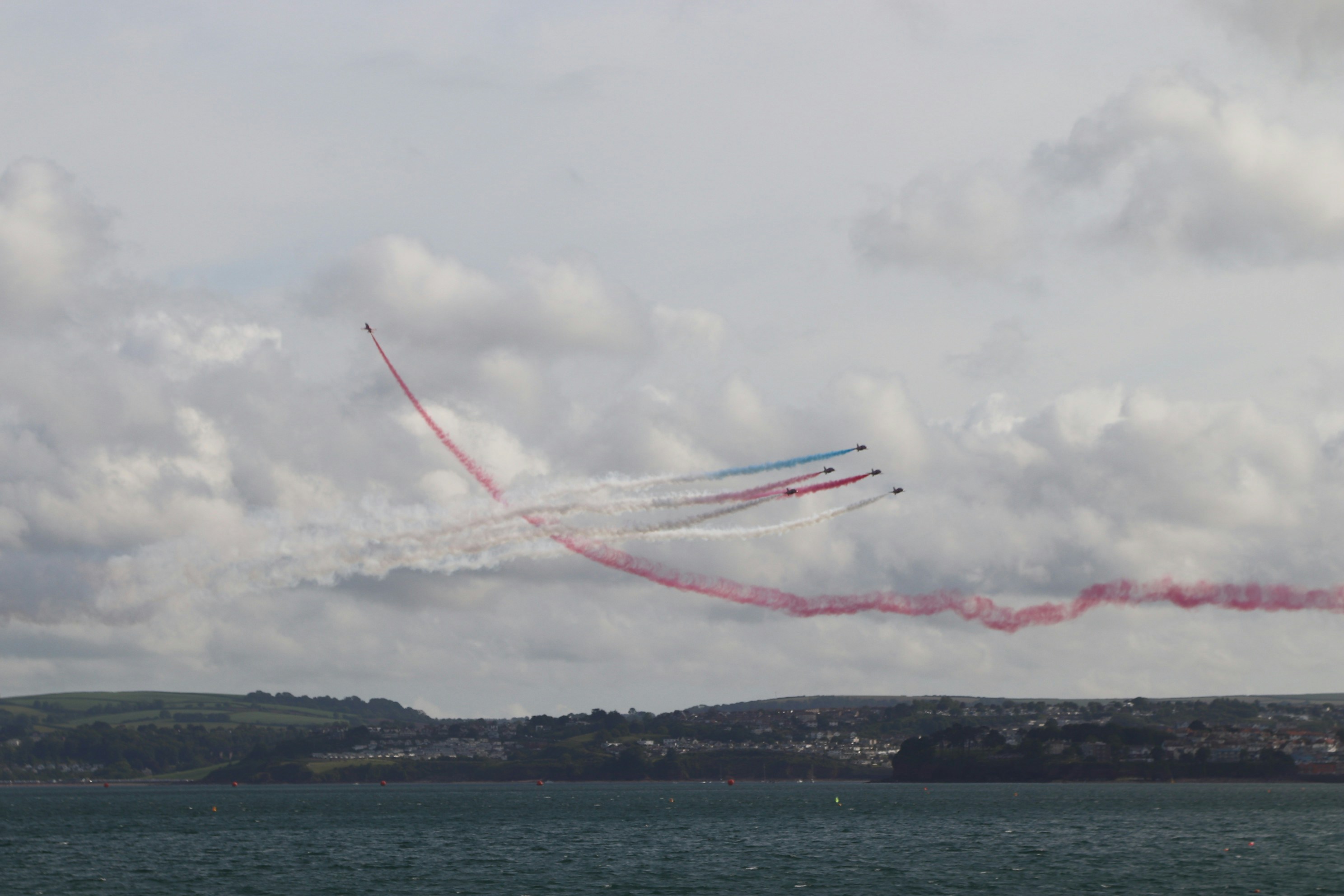 飛行機は空中トリックを行い、色とりどりの煙の跡を残します。の写真 – Unsplashの動物の無料画像, image size:3000x2000