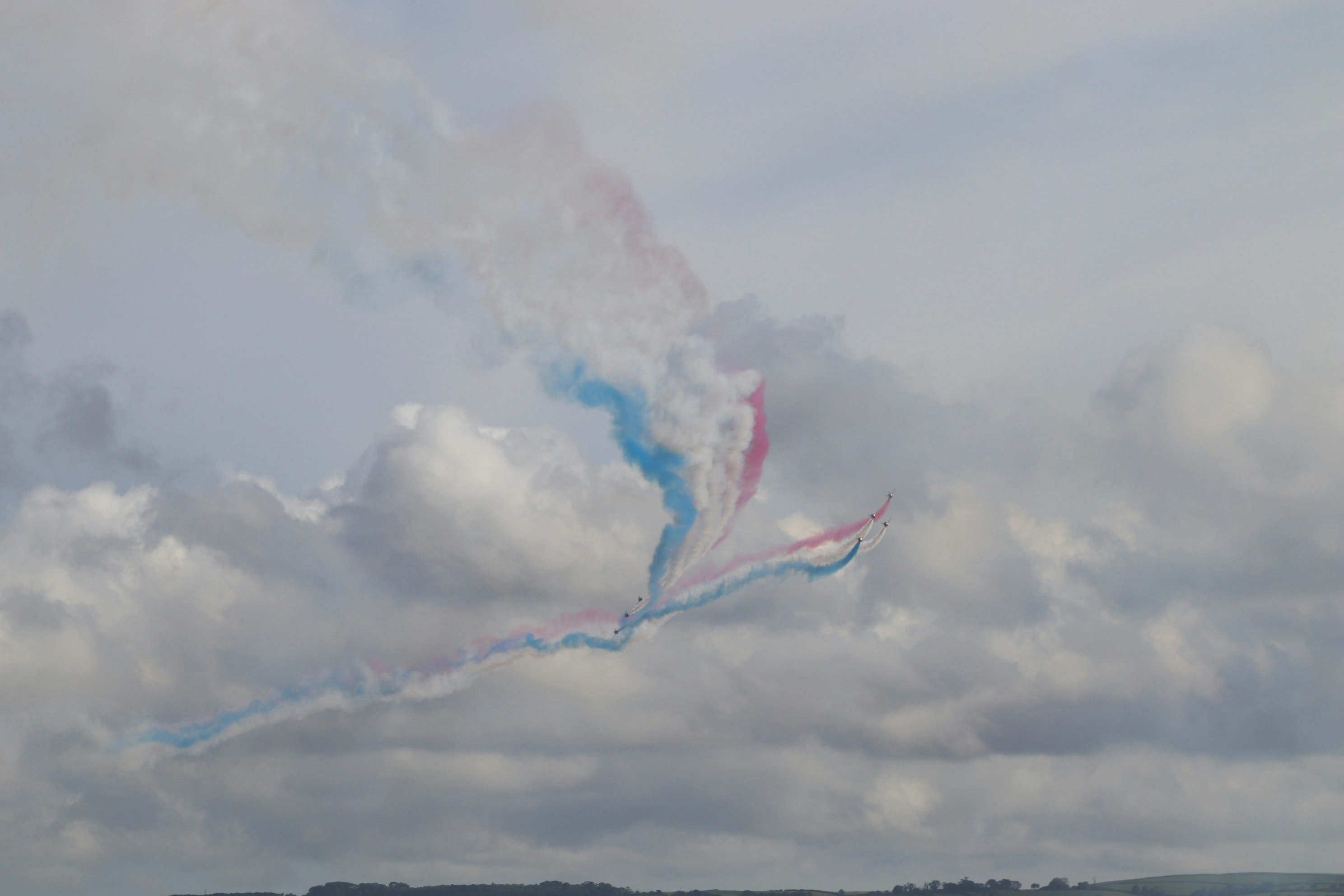 飛行機は空に赤と青の煙の軌跡を作り出します。の写真 – Unsplashの動物の無料画像, image size:3000x2000
