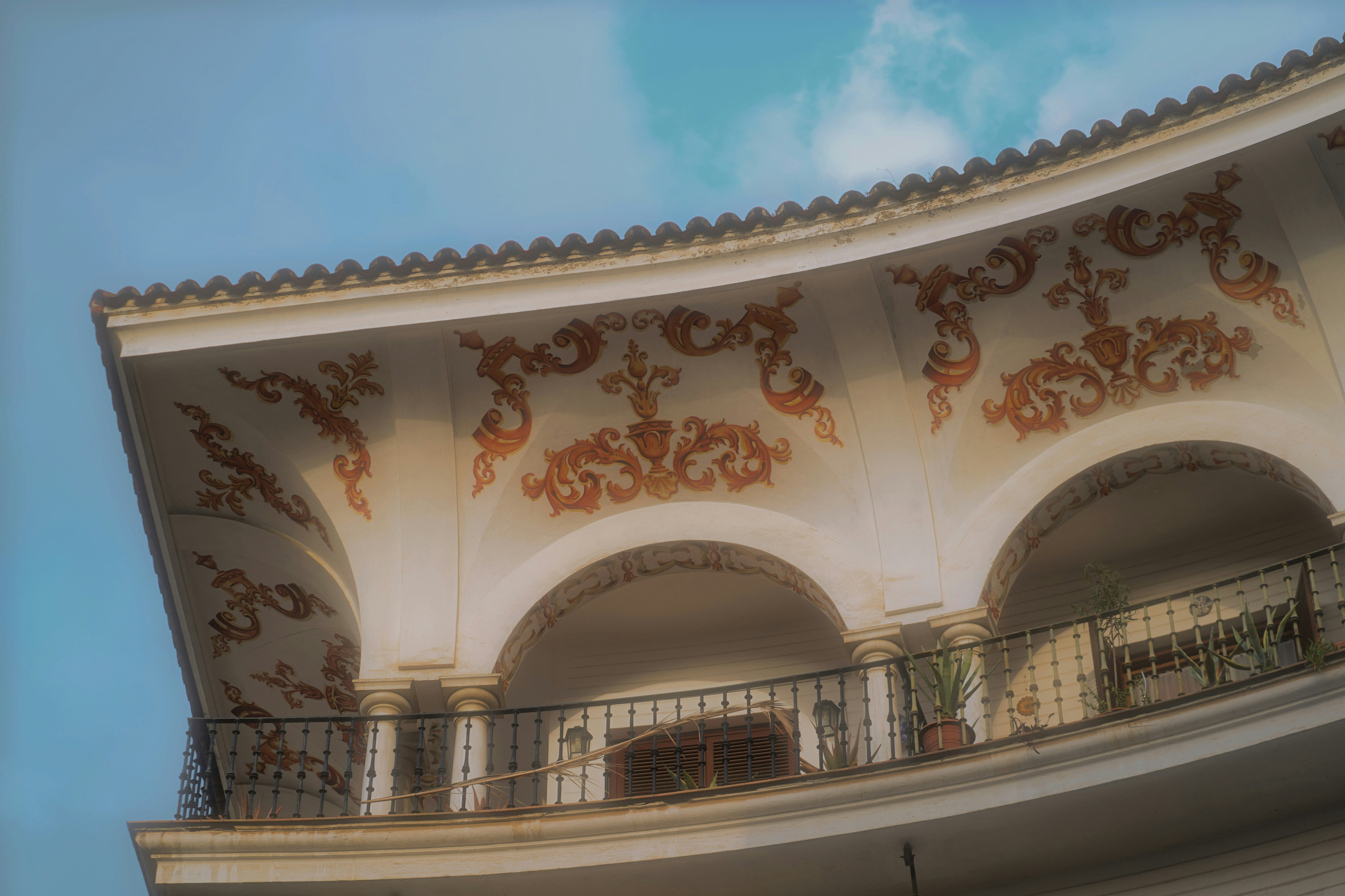 Elegante balcone con decorazioni decorate.