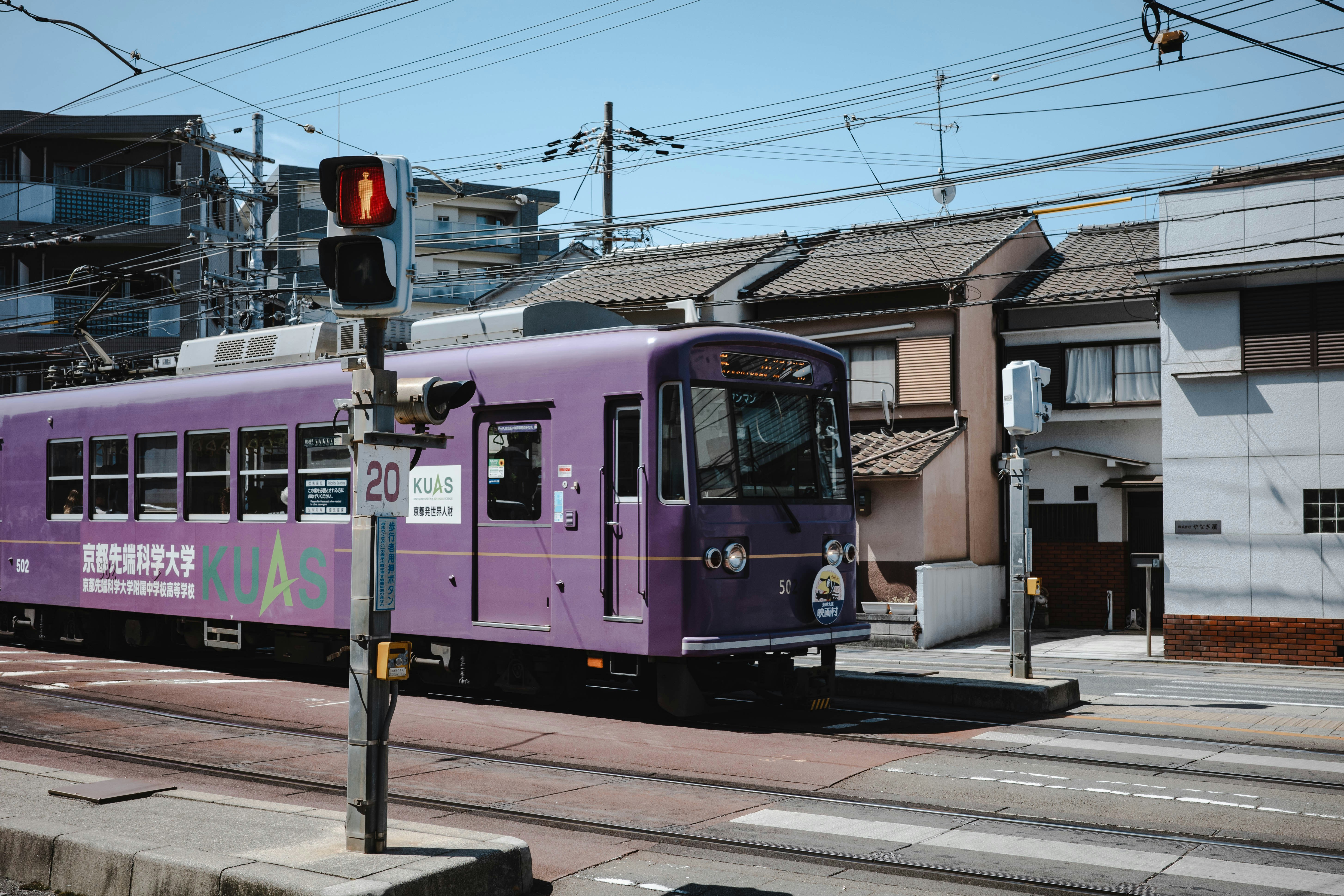 Un treno viola sta attraversando la città.