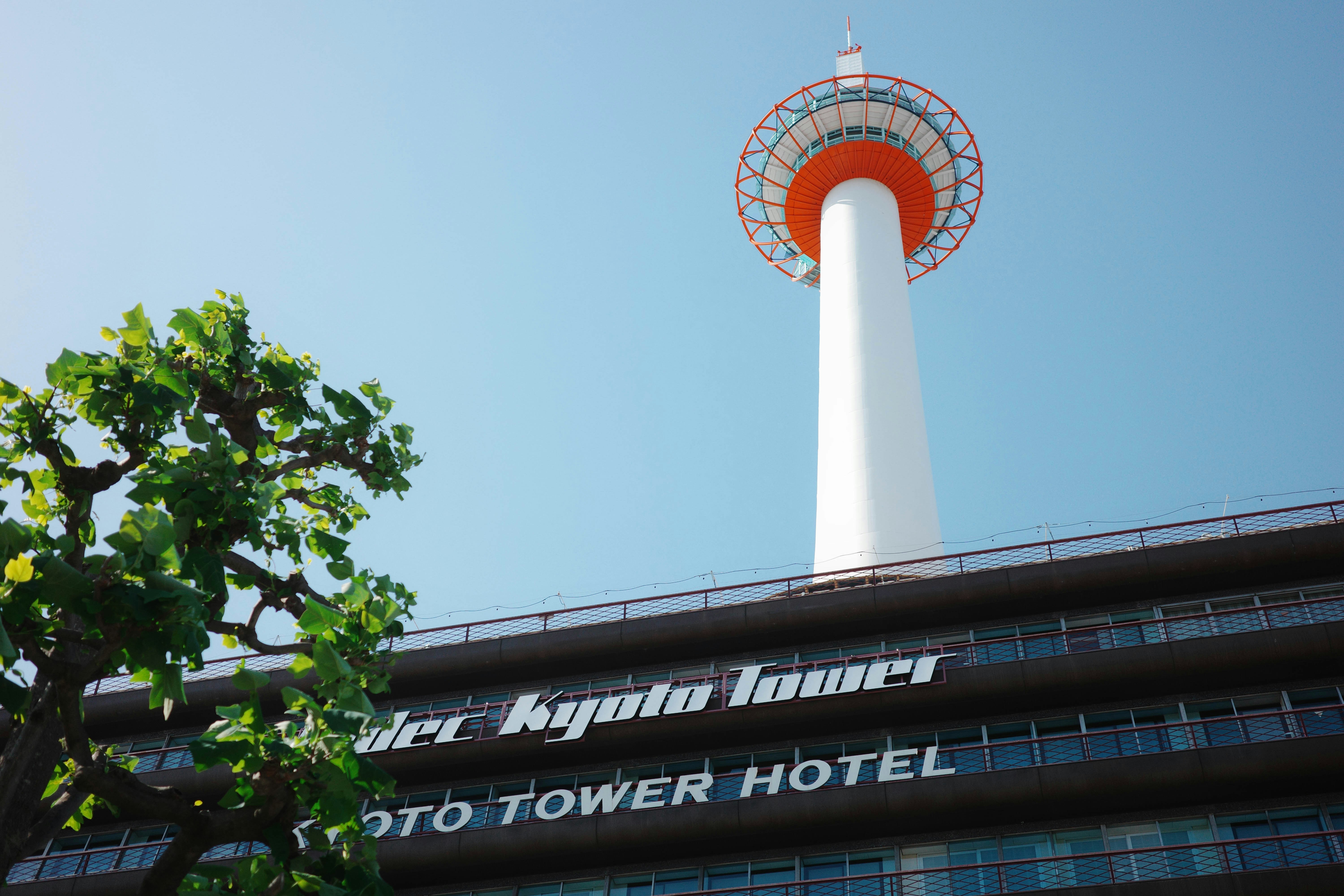 La torre di Kyoto si erge alta sopra l'hotel della torre di Kyoto.