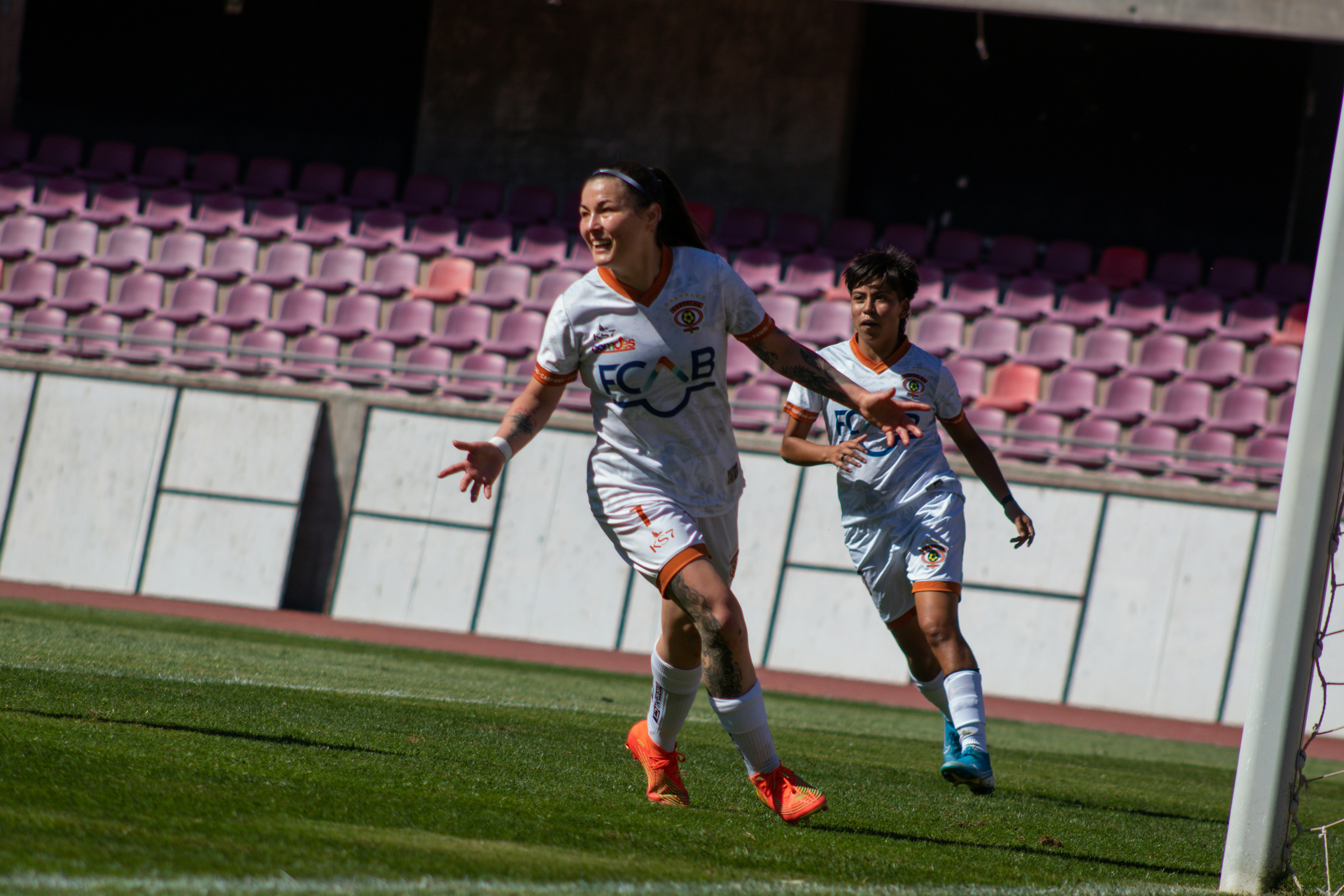 Fußballer feiern ein Tor auf dem Spielfeld.