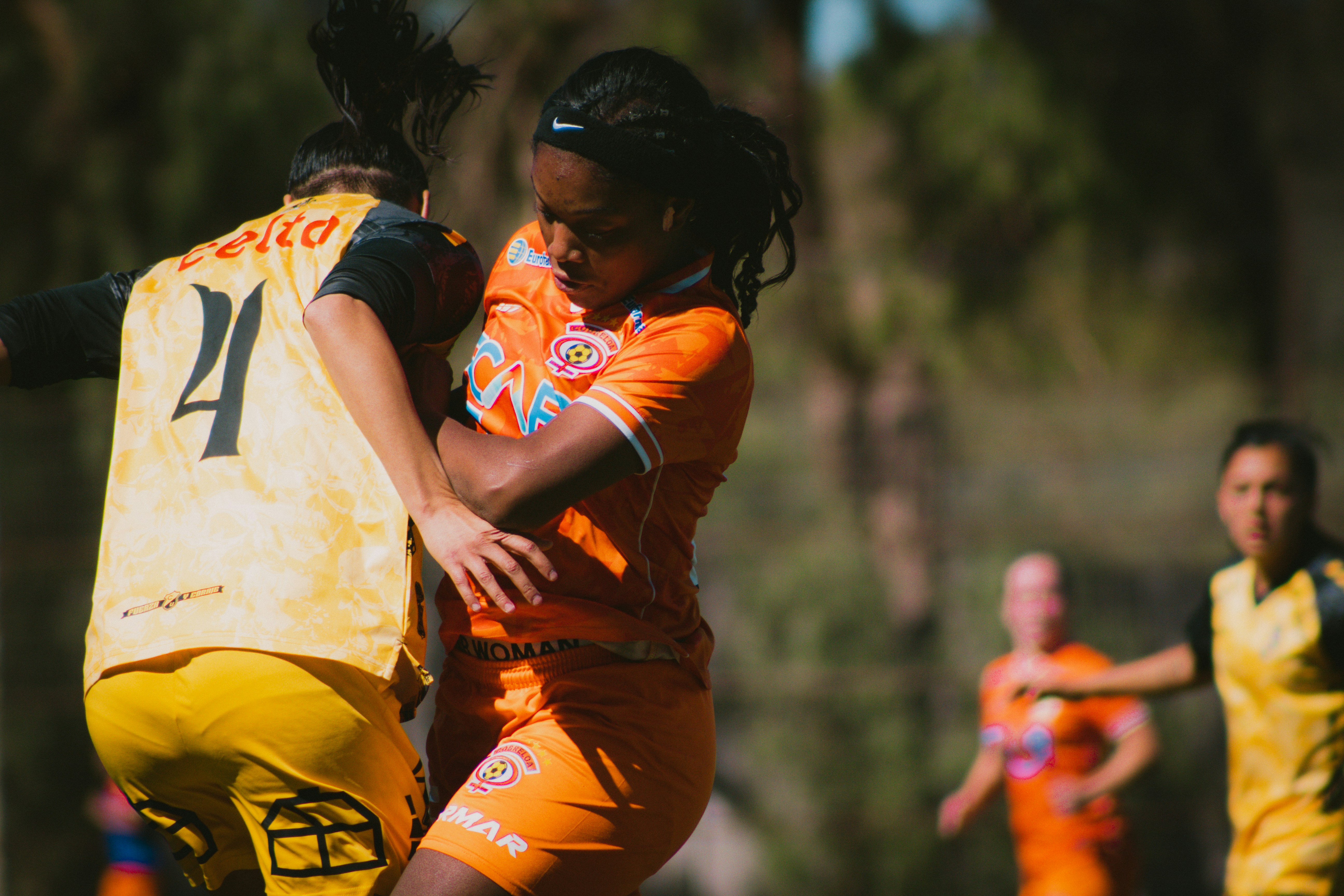 Fußballspieler befinden sich in einem intensiven körperlichen Kampf.