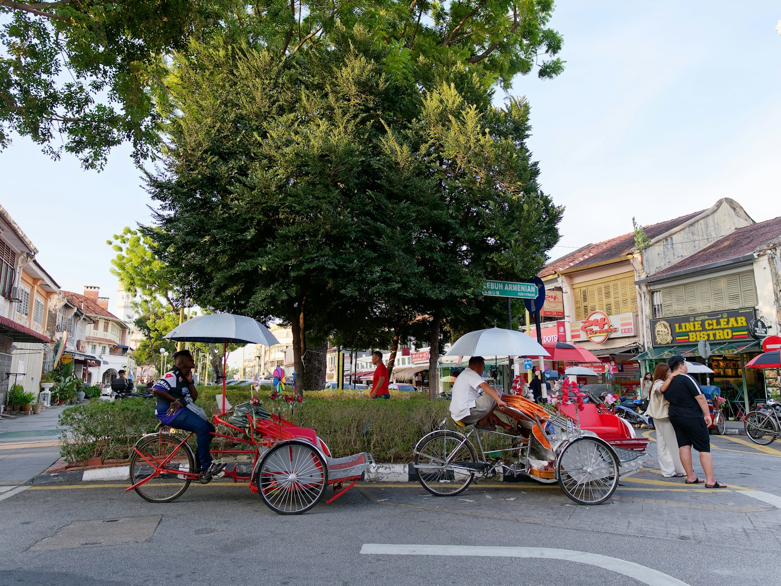 Beca berpayung dan rumah kedai warisan di jalan George Town, Pulau Pinang