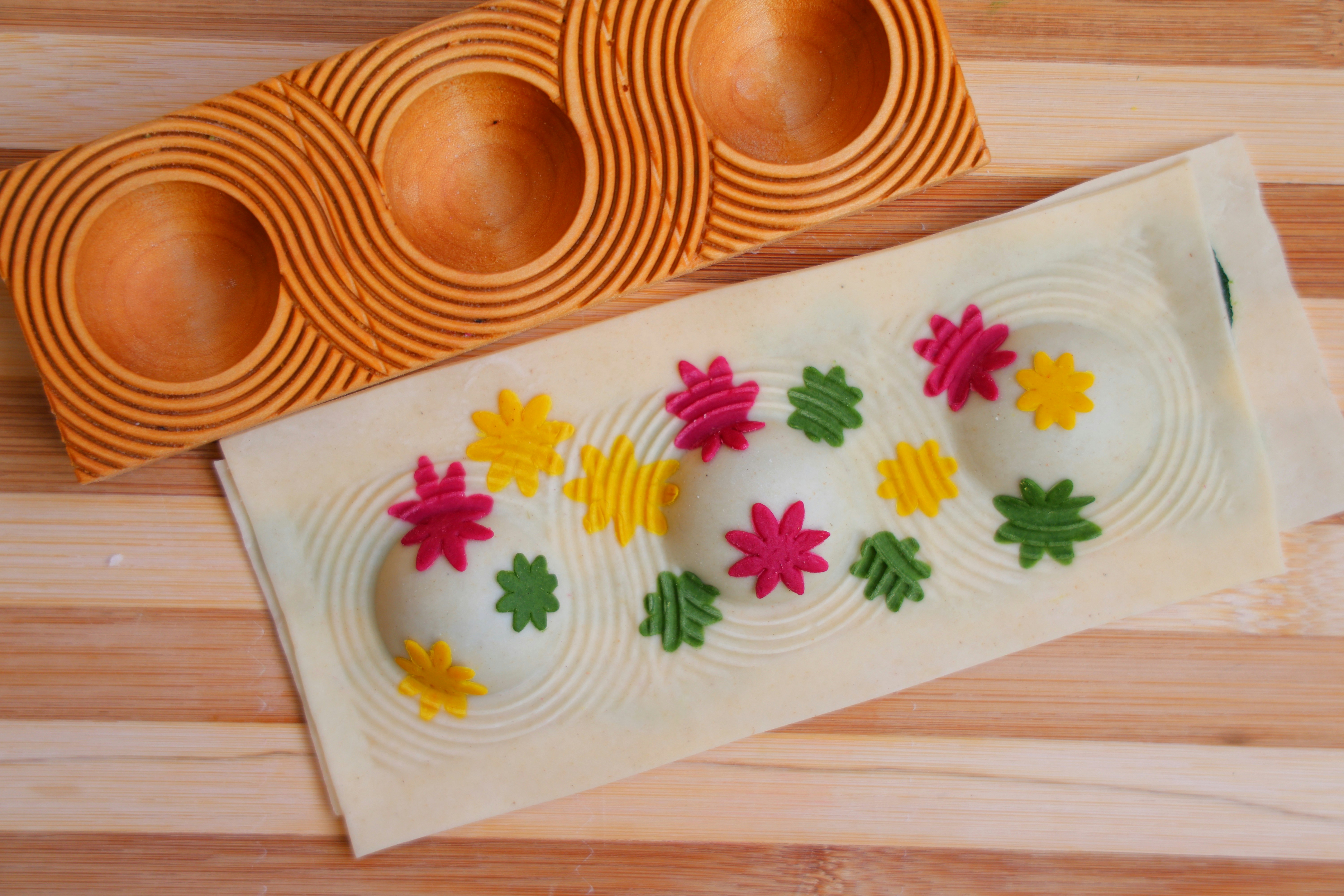Ravioli with floral decorations and a wooden holder. photo – Free Pasta ...
