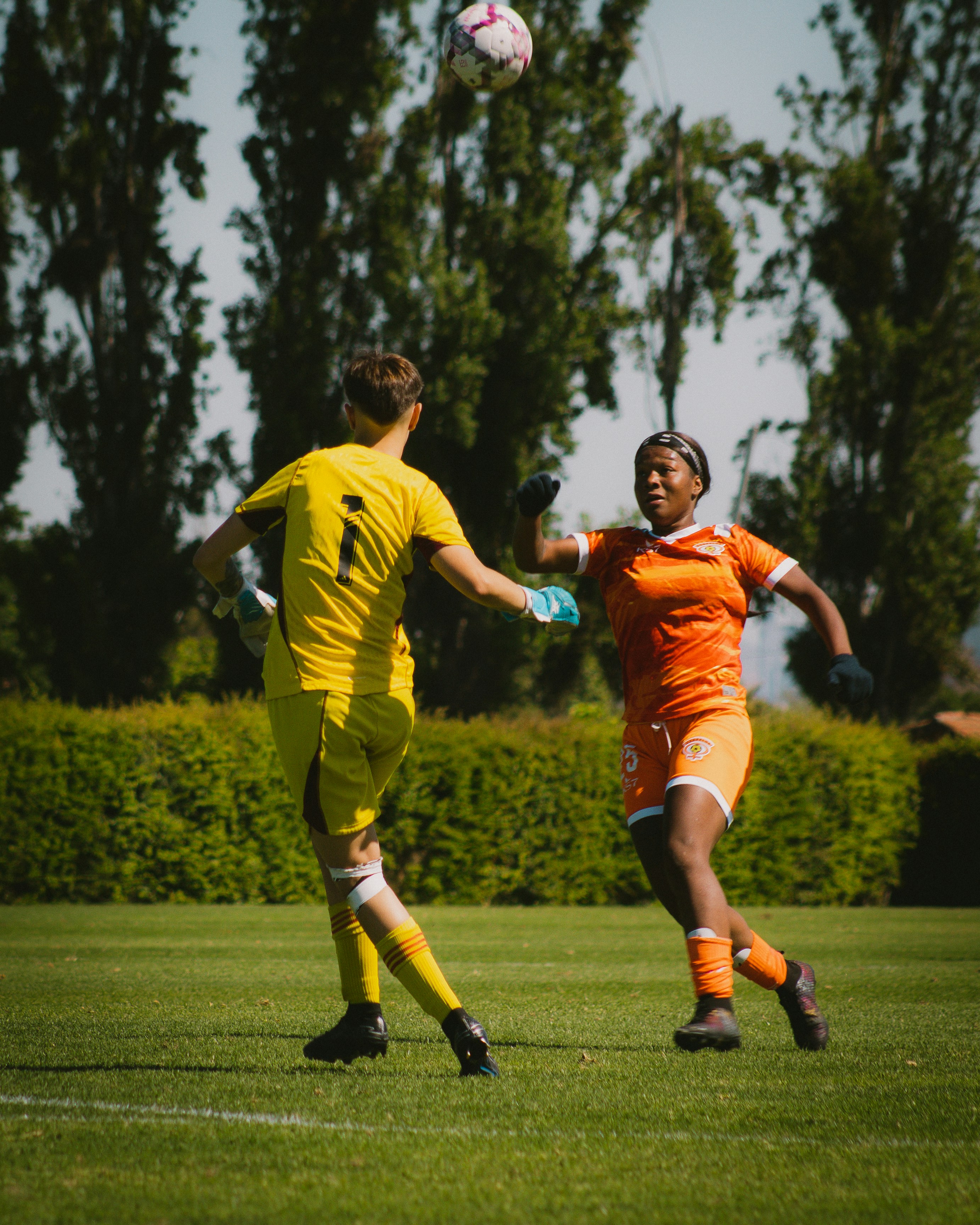 Die Spieler versuchen, einen Fußball zu köpfen.