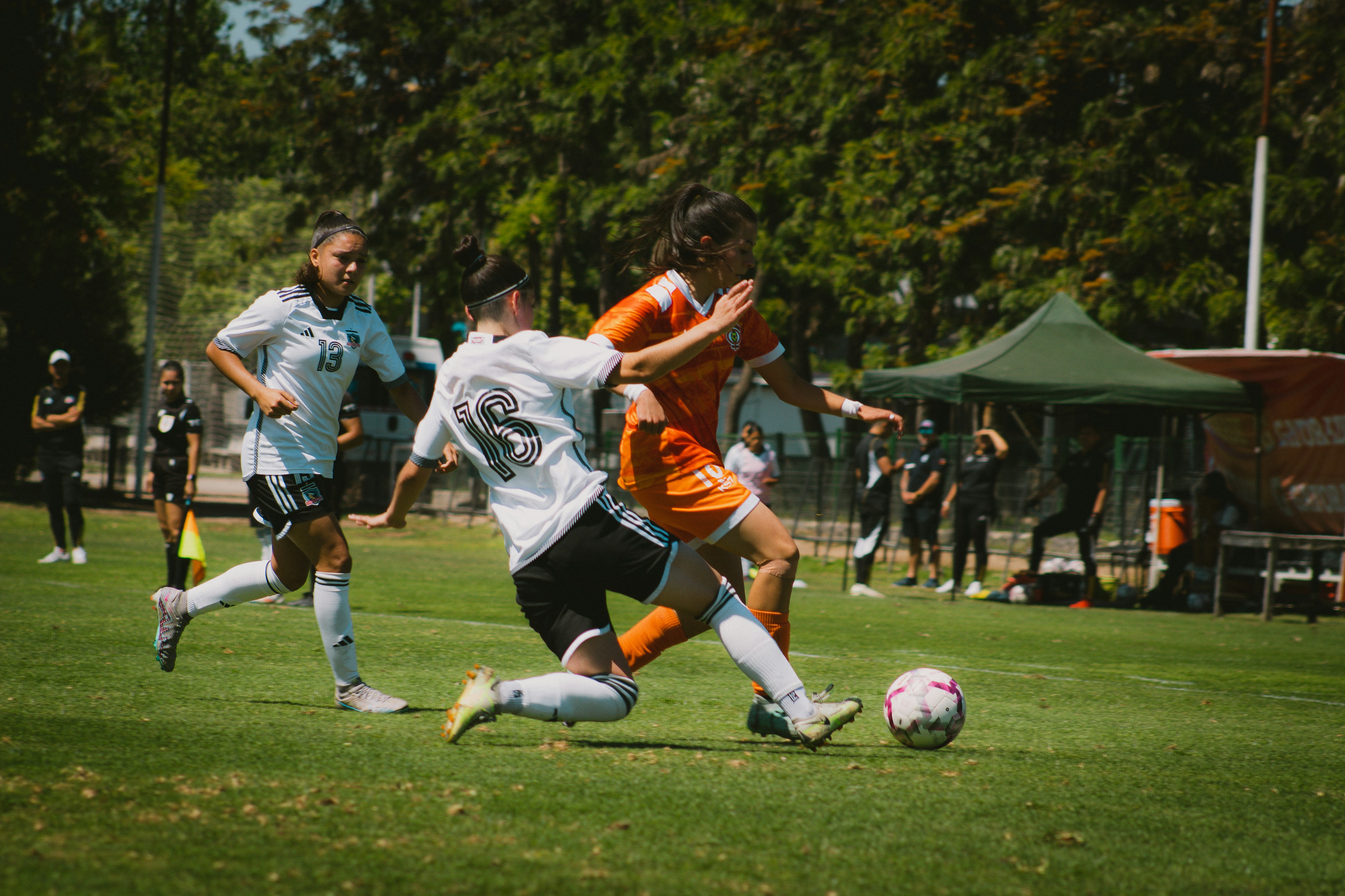 Fußballer konkurrieren auf dem Spielfeld um den Ball.