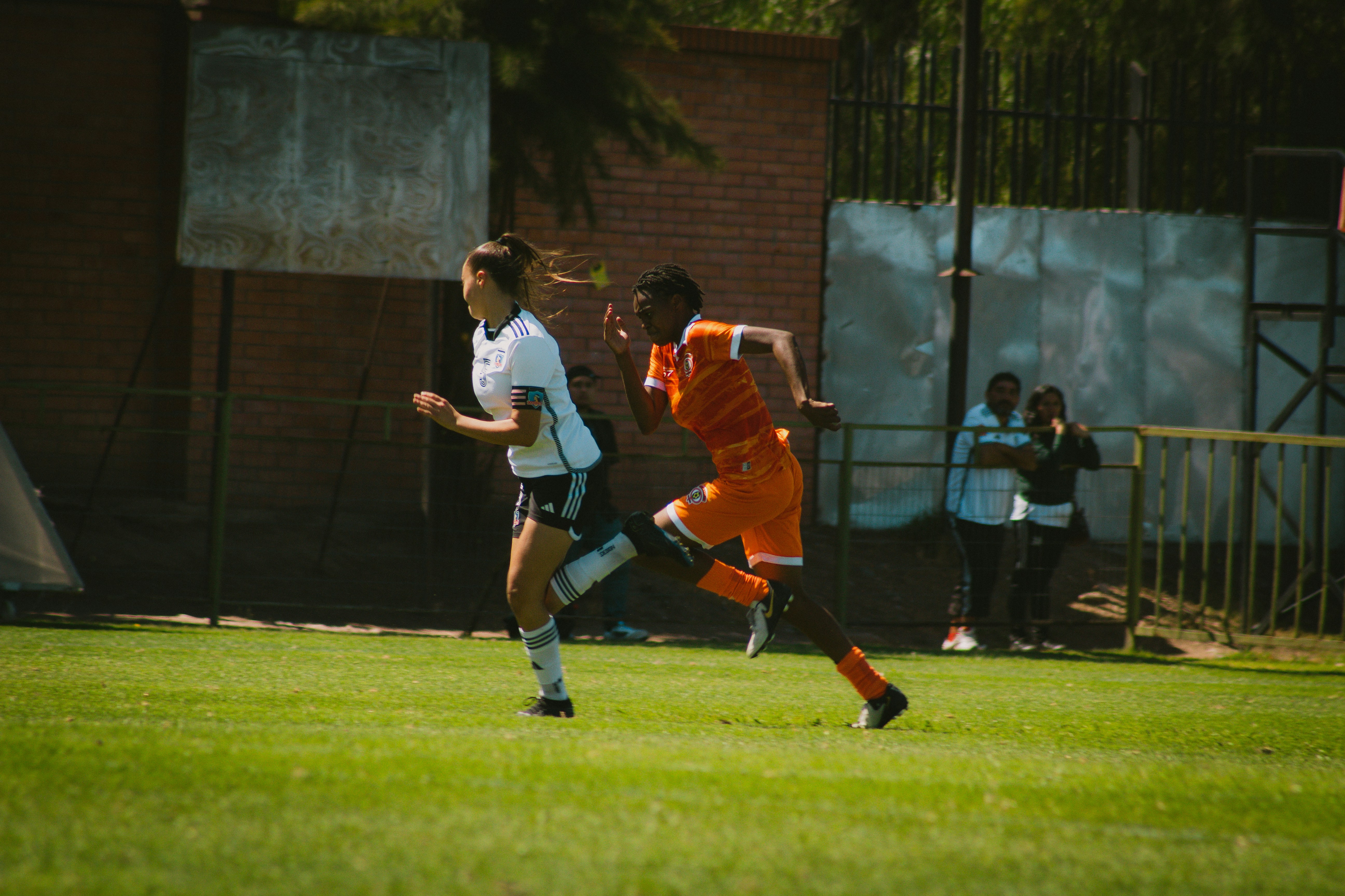 Zwei Fußballspieler laufen während eines Spiels.