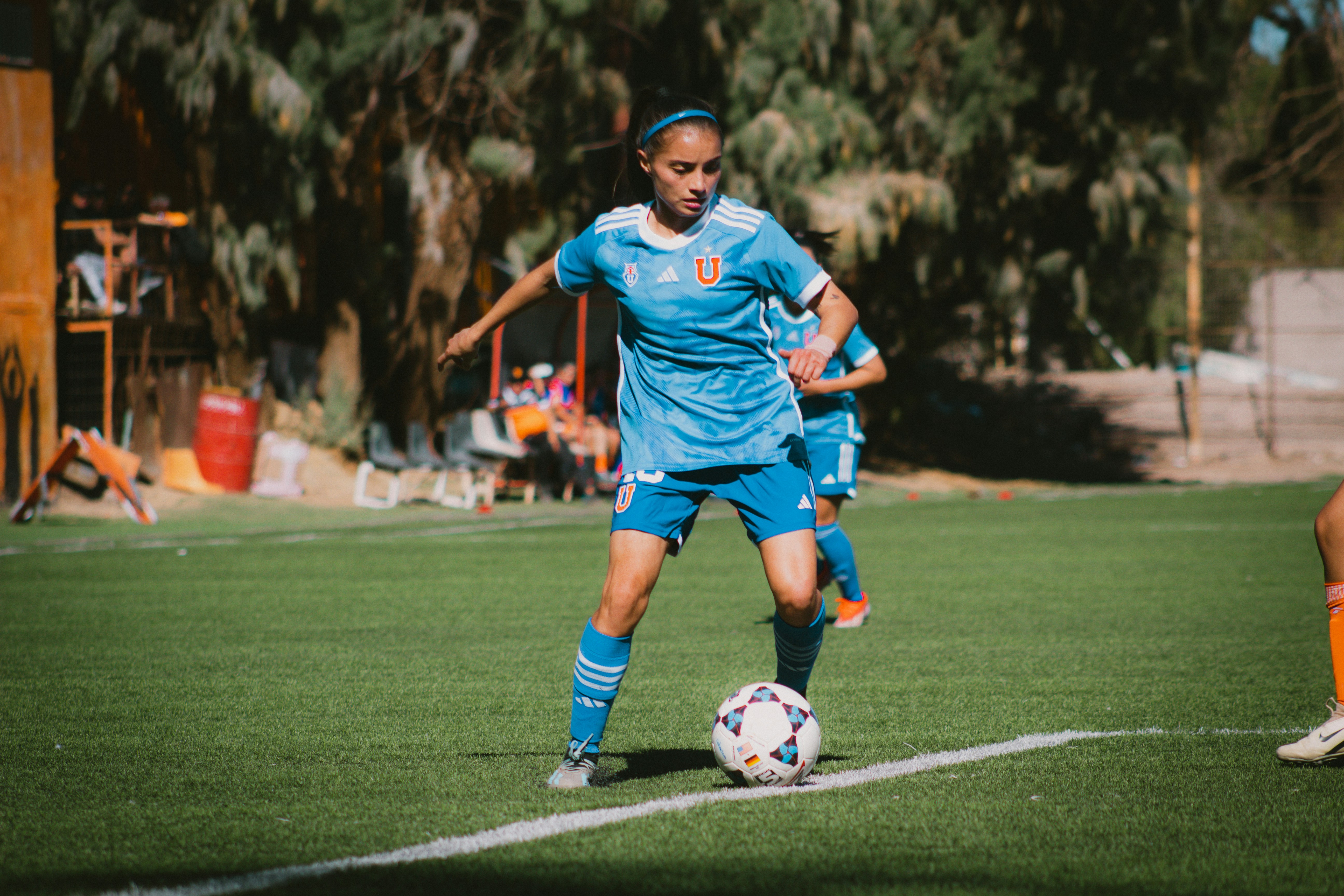 Ein Fußballspieler spielt auf einer grünen Wiese.