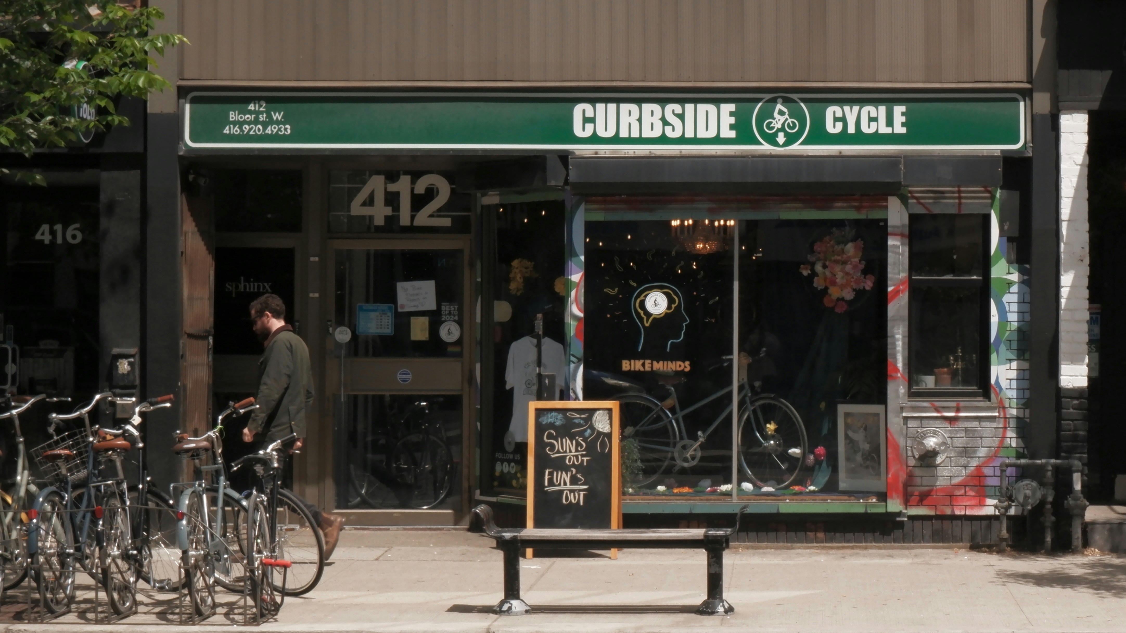 Una persona passa davanti a un negozio di biciclette.