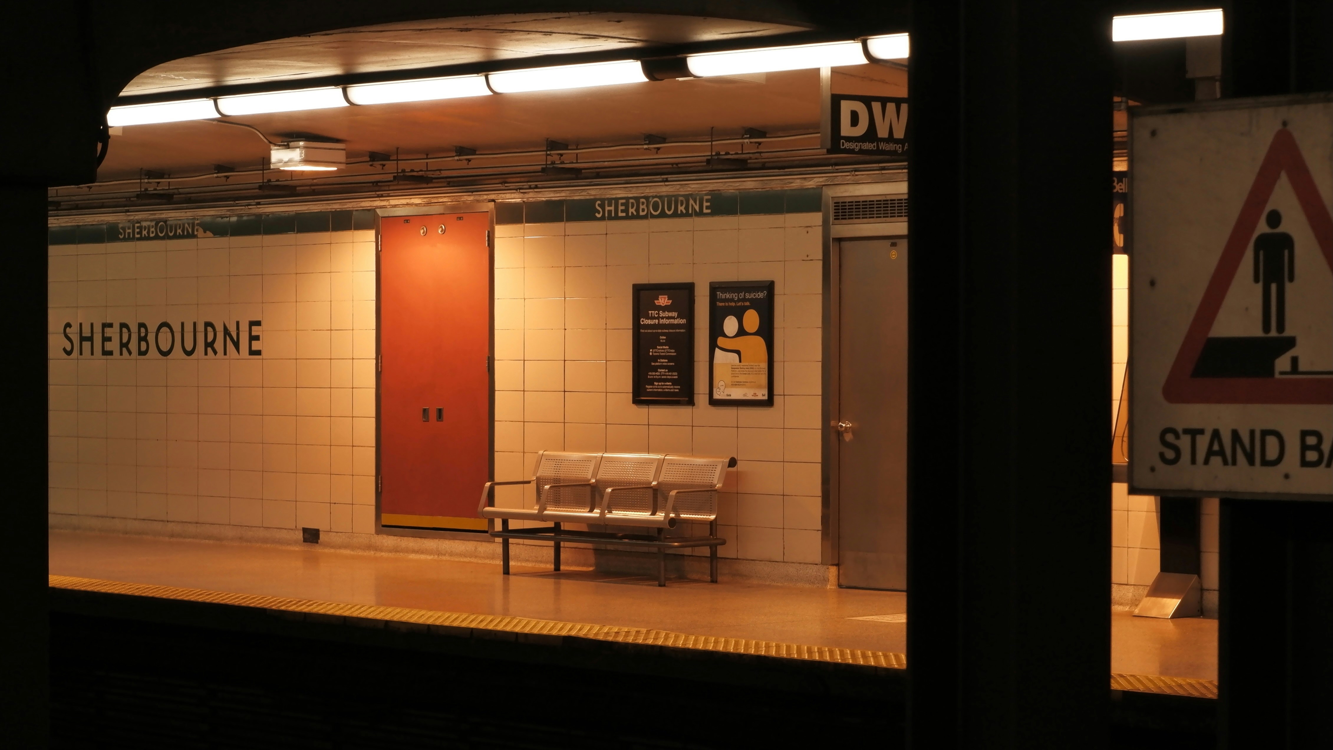 Piattaforma della stazione della metropolitana di Sherbourne al tramonto.