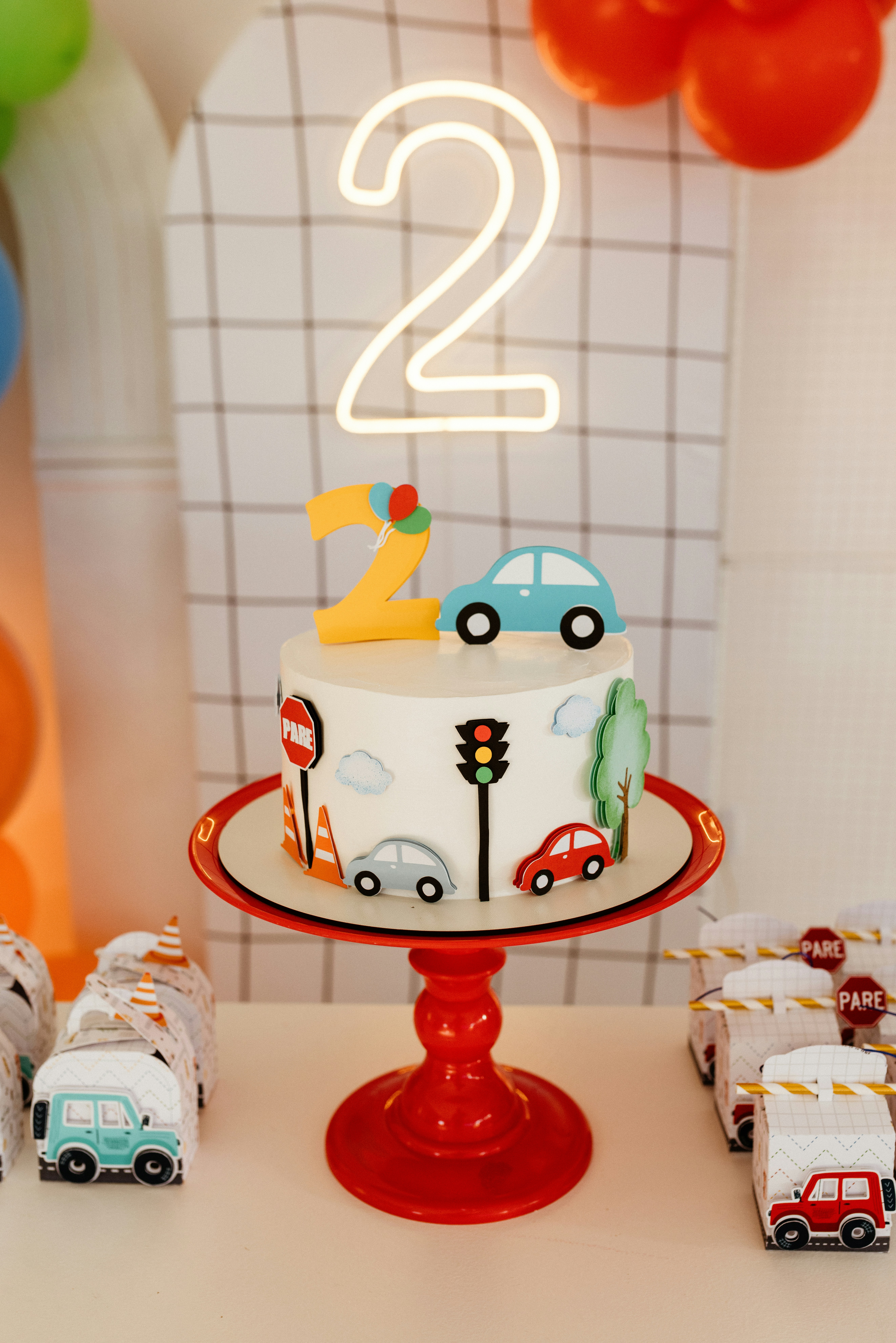 Un pastel de cumpleaños con temática de automóviles celebra un segundo  cumpleaños. foto – Imagen de Víveres gratuita en Unsplash, image size:3000x4498