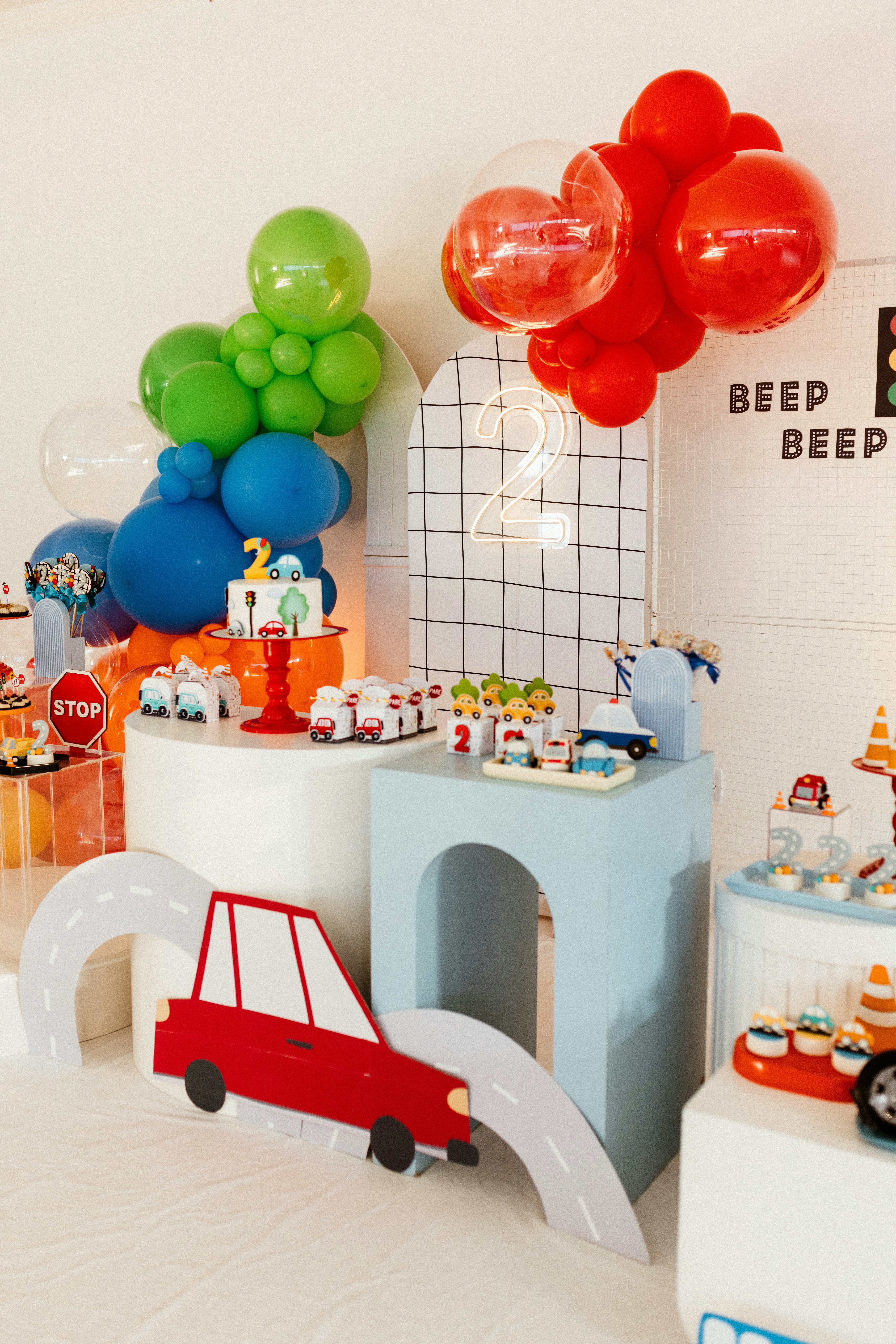 Una colorida fiesta de segundo cumpleaños con decoraciones de coches. foto  – Imagen de Víveres gratuita en Unsplash, image size:3000x4498