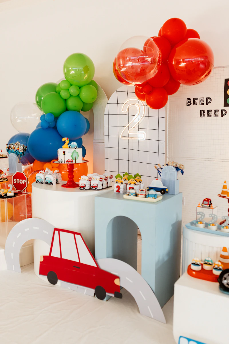 Torta de cumpleaños con velas coloridas