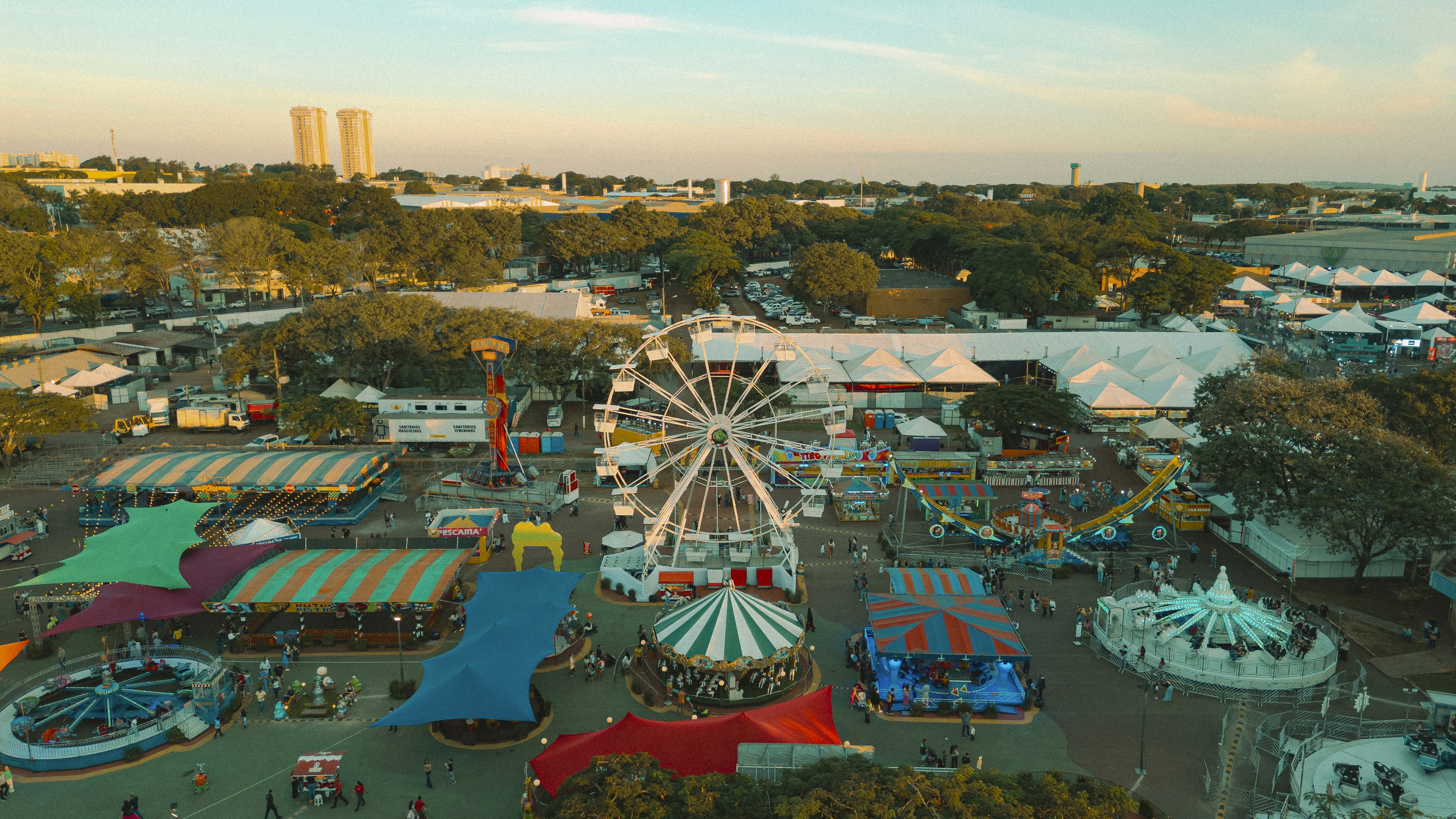 Une vue aérienne d’un parc d’attractions animé.