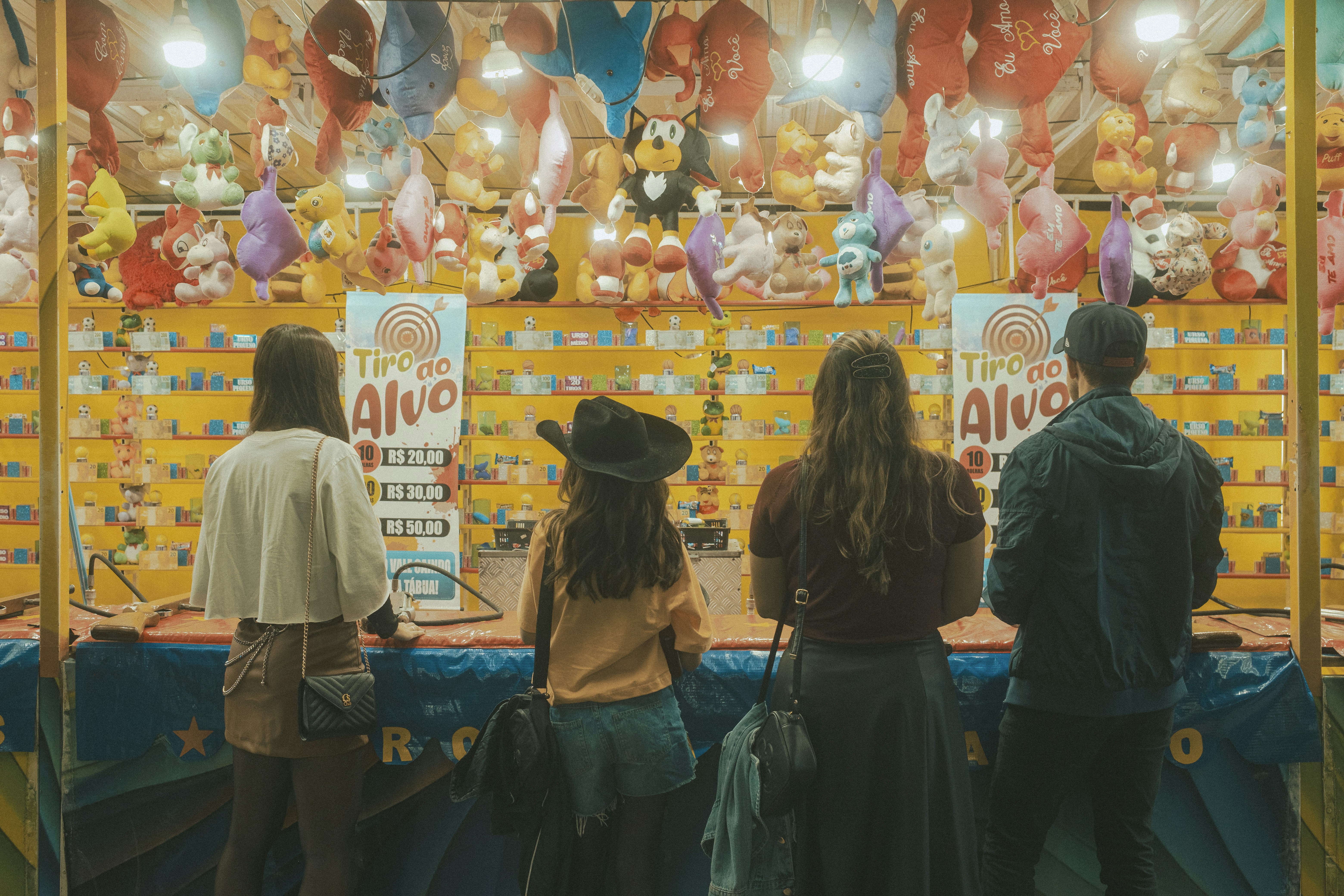 Les gens jouent à un jeu lors d’un carnaval.