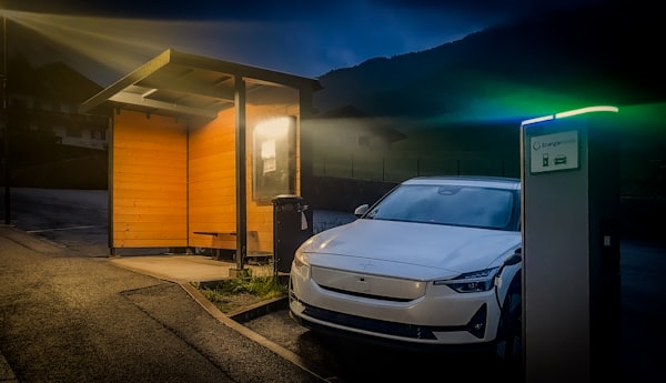 Pojazd elektryczny podłączony do ładowania nocą