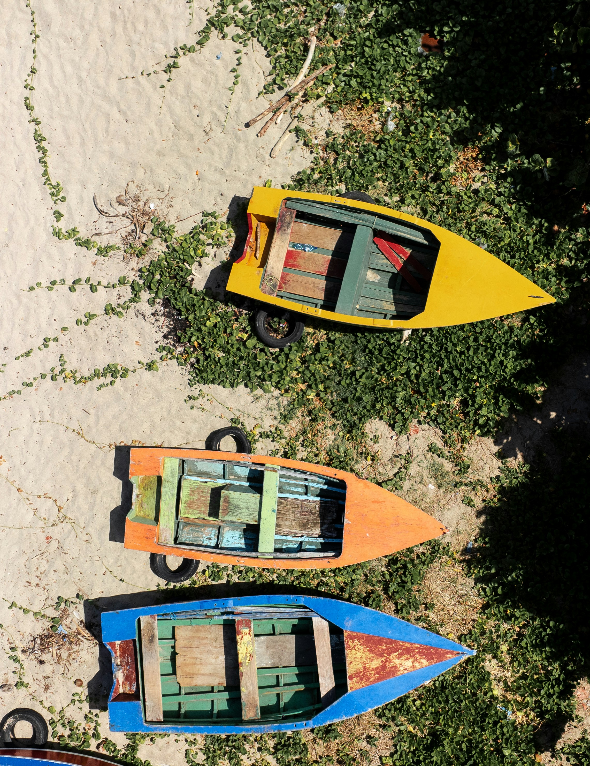 ビーチには3隻のカラフルなボートが停泊しています。