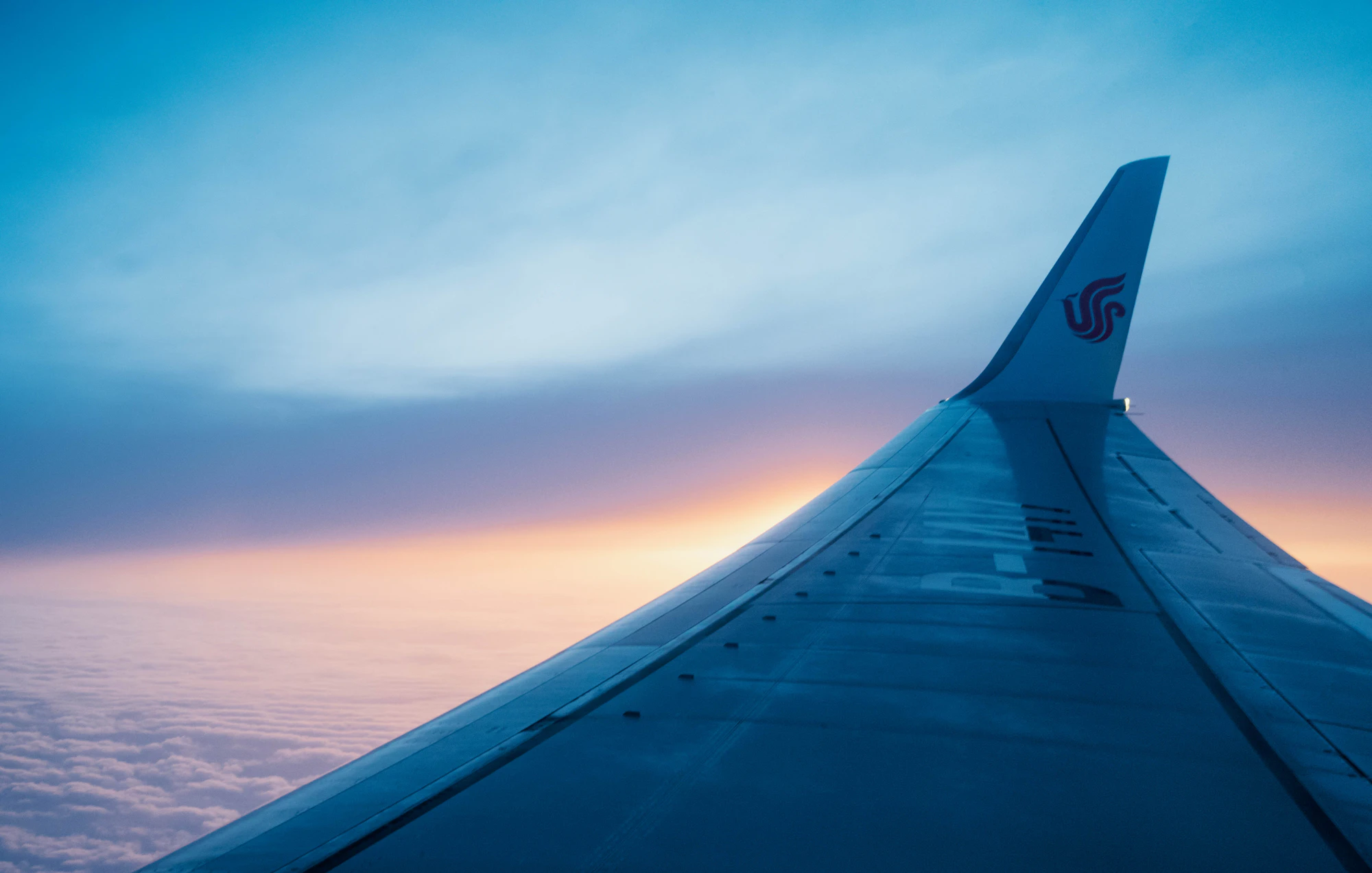 Vuelo sobre nubes al atardecer