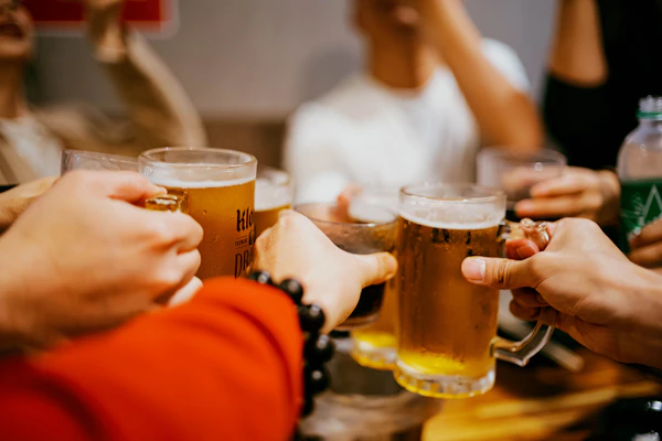 Amigos brindando com copos de chope