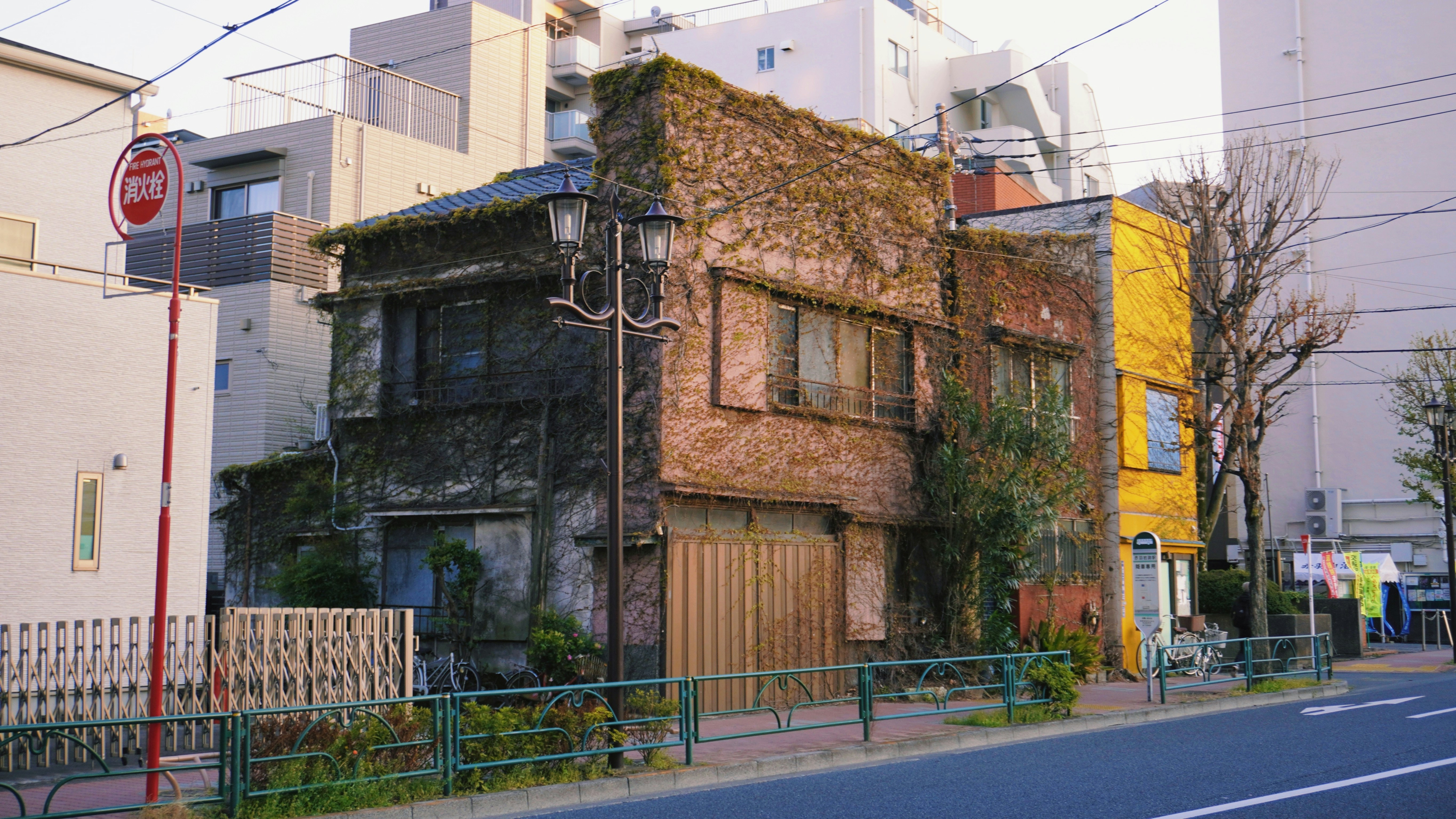 A small, weathered building in an urban setting. photo – Free City ...