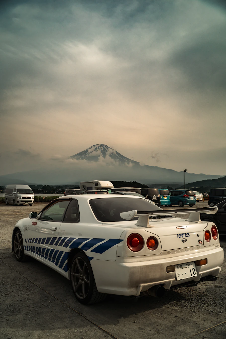 富士山を背景に停車するスカイラインR34