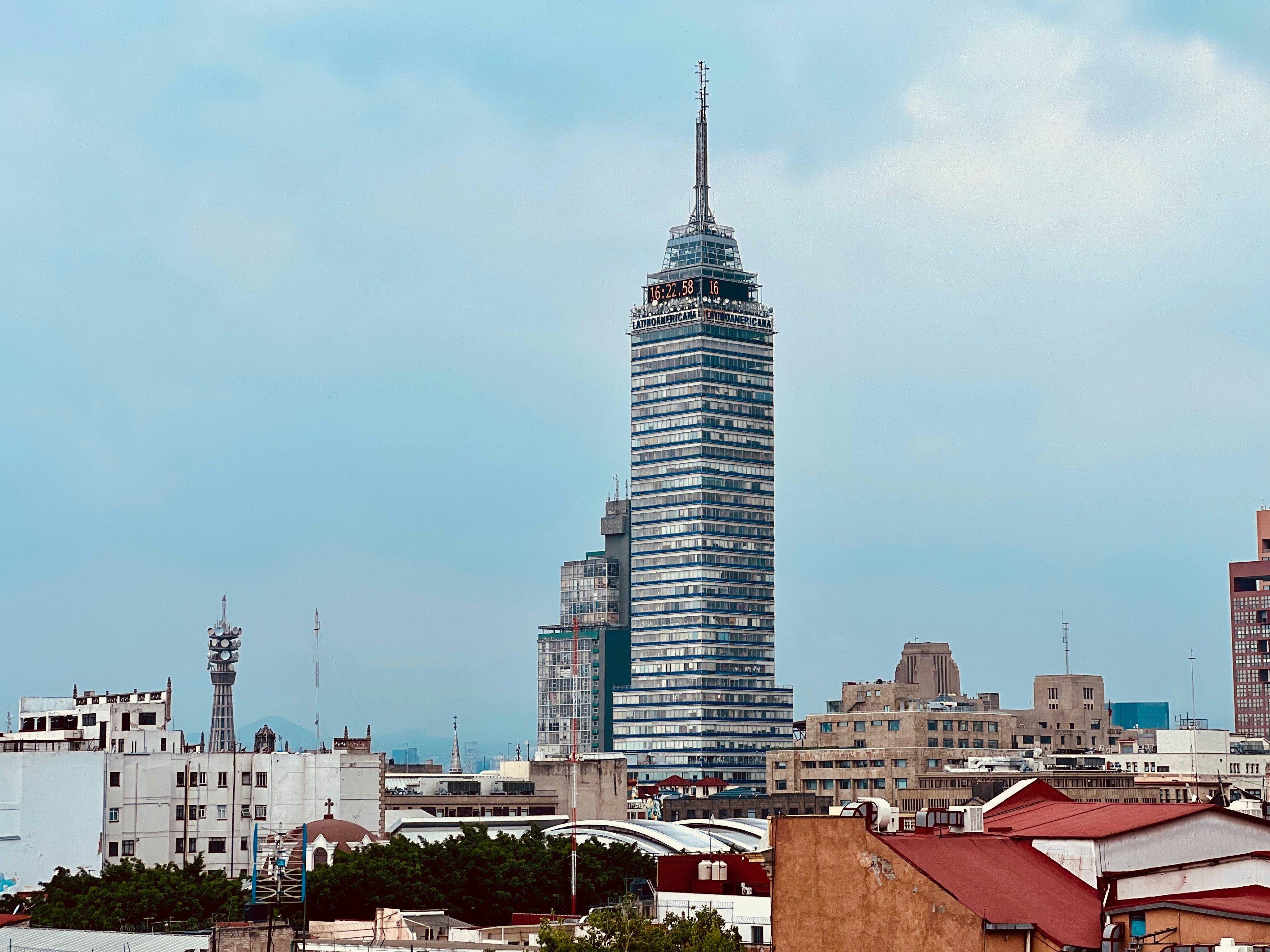 Una alta torre domina el horizonte de la ciudad.