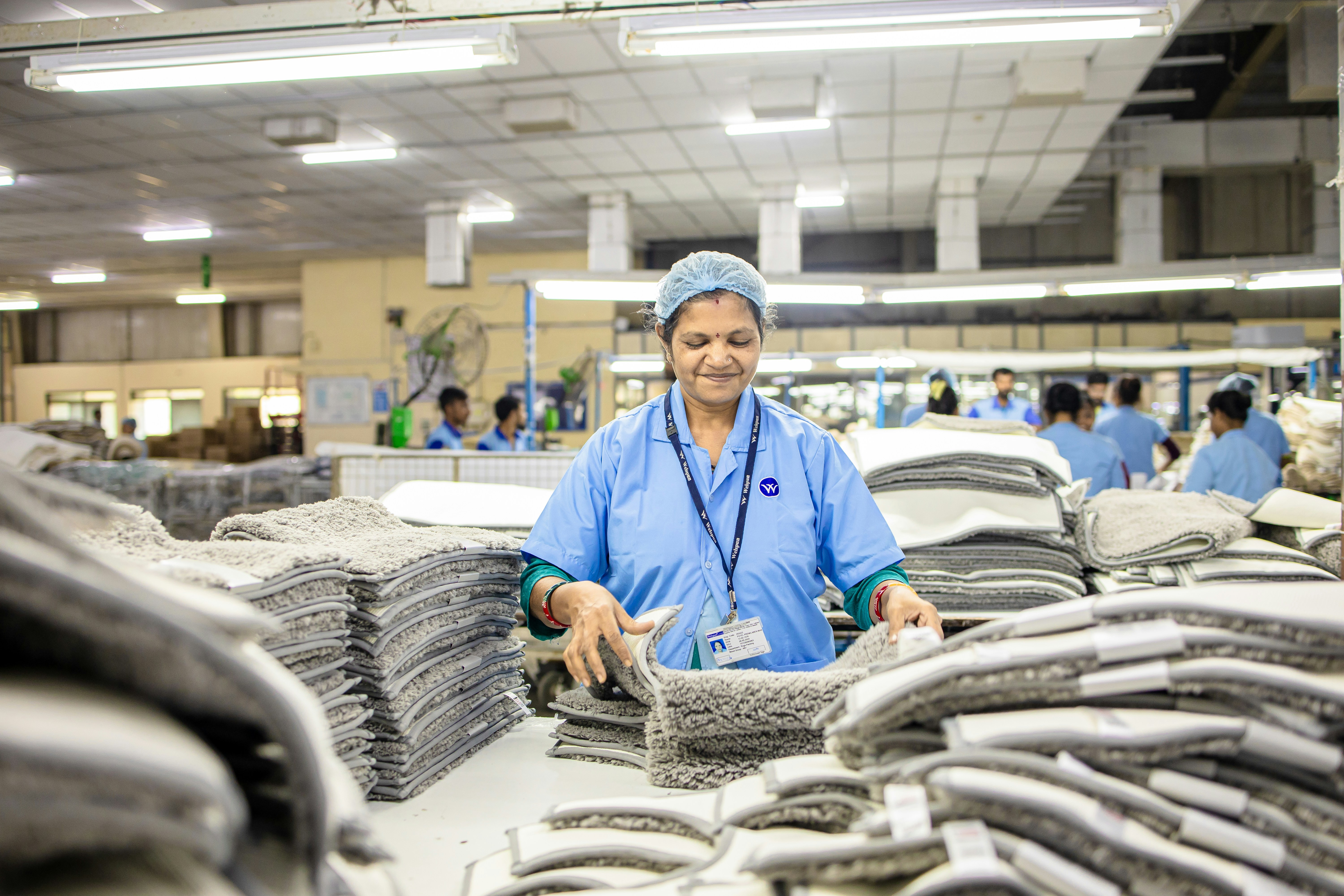 Une femme travaille dans une usine de fabrication de textiles.