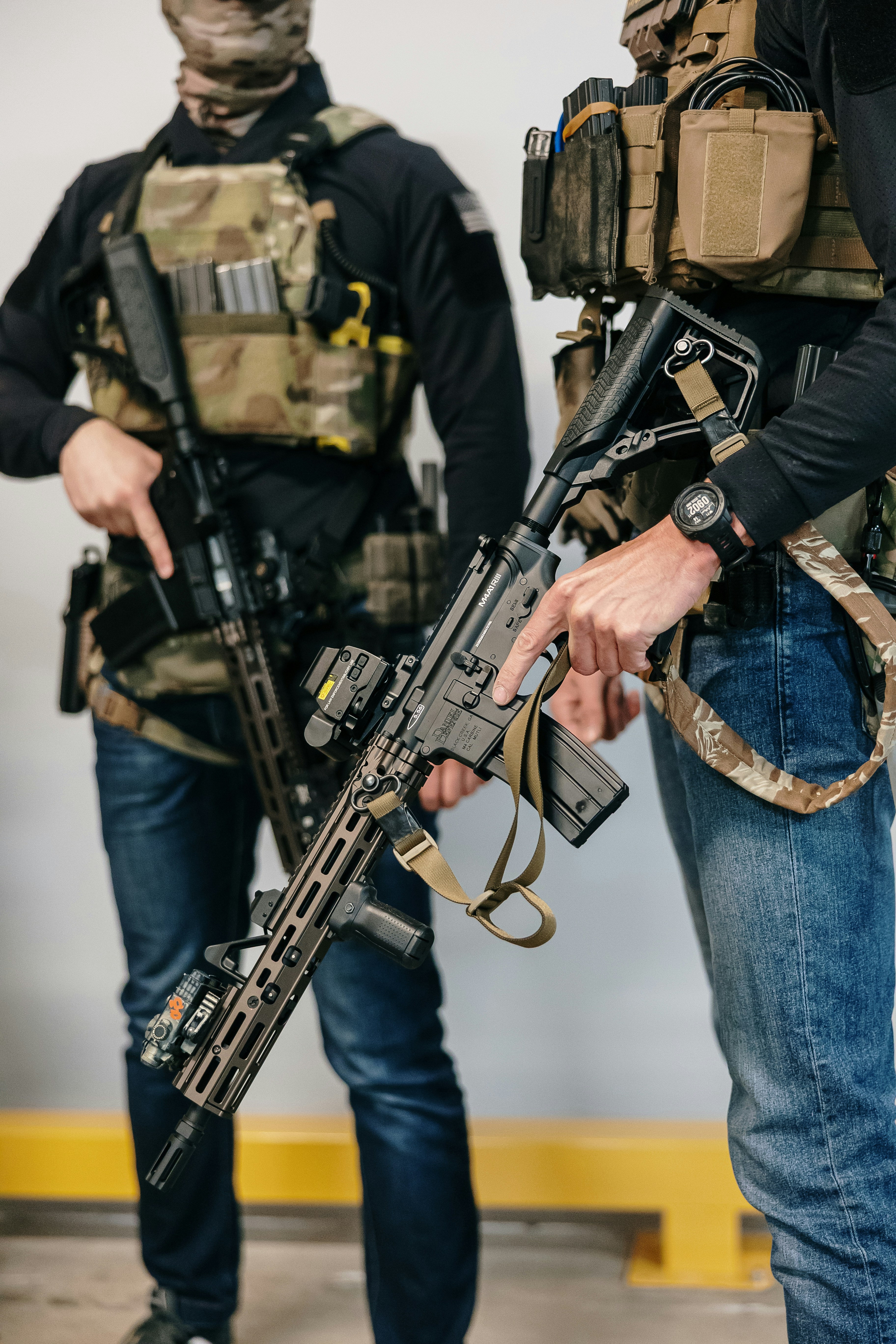 Two armed people holding rifles. photo – Free Tactical Image on Unsplash